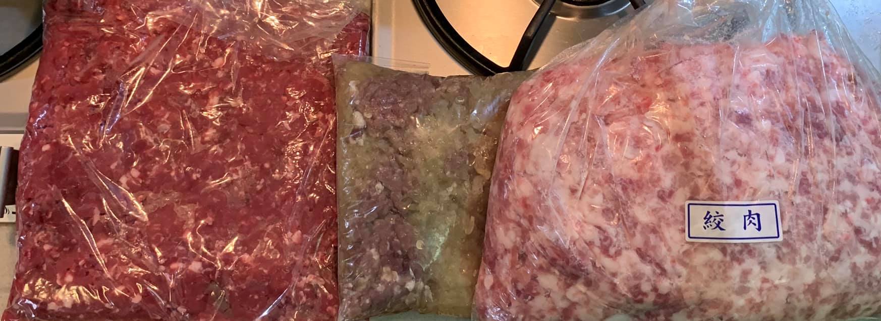 在兩家肉店分別預訂了2斤牛絞肉、2斤豬絞肉，洋蔥也絞成泥。
