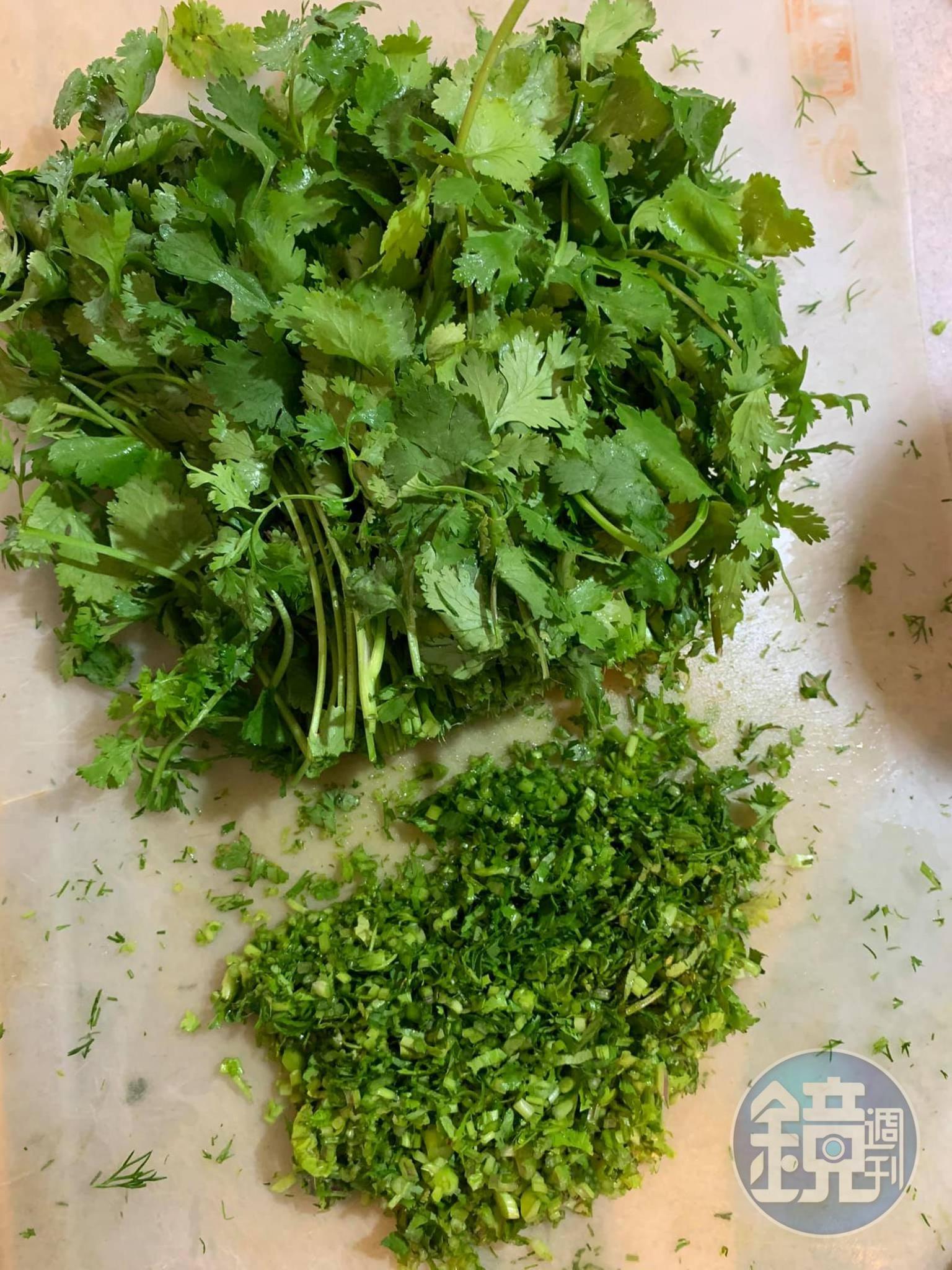 香菜切成細末。