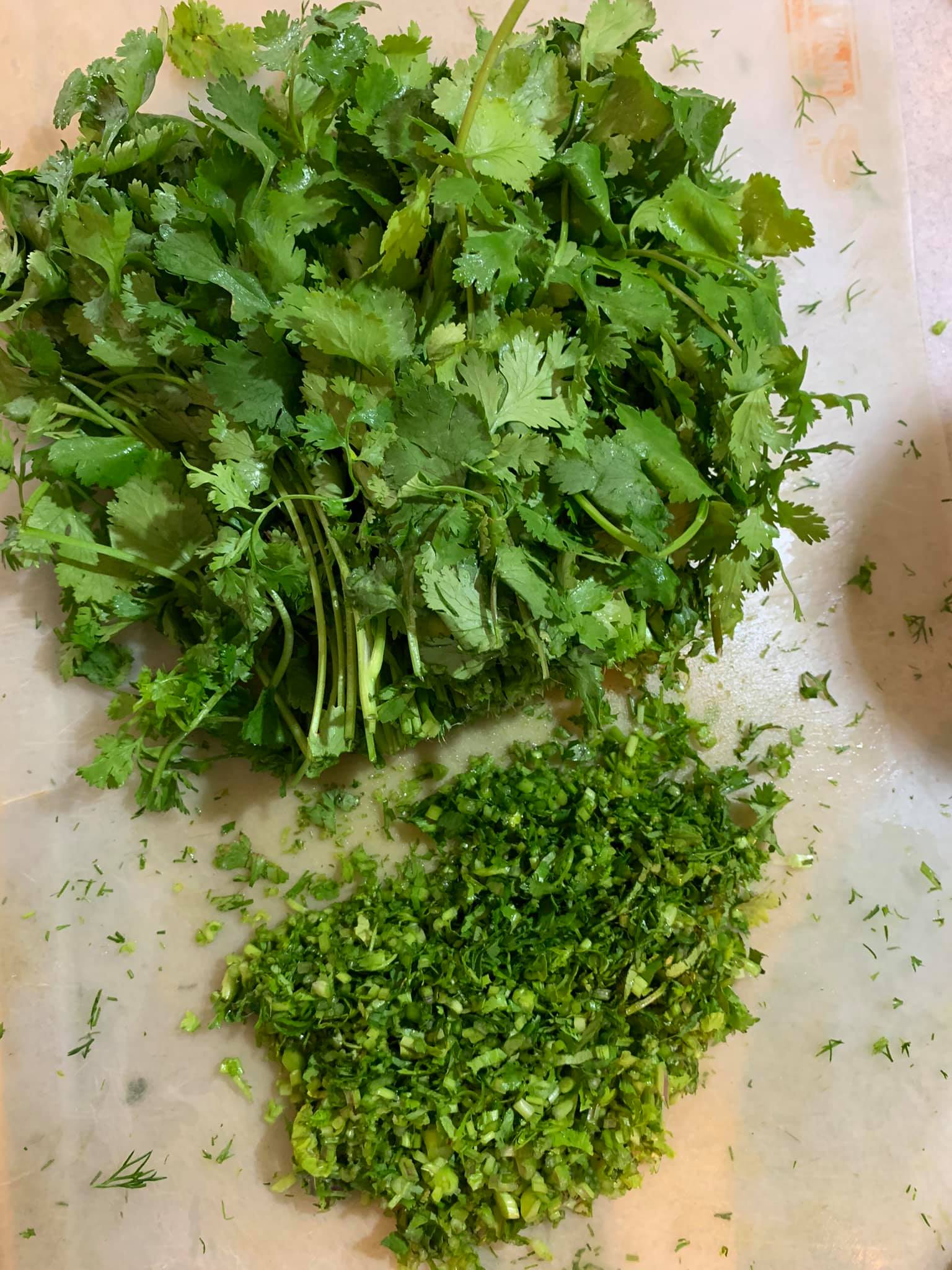 香菜切成細末。