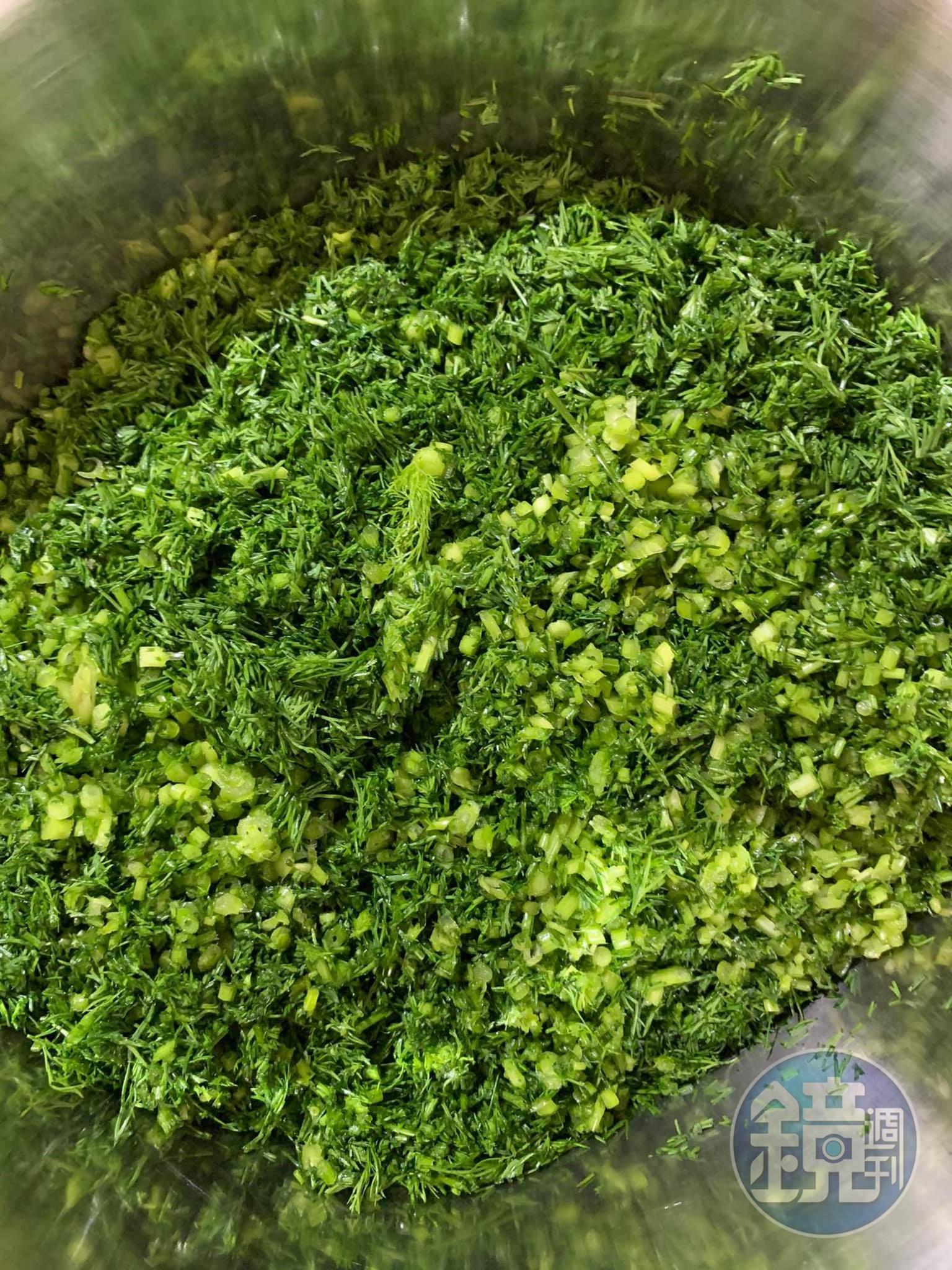 茴香與香菜都切碎備用。