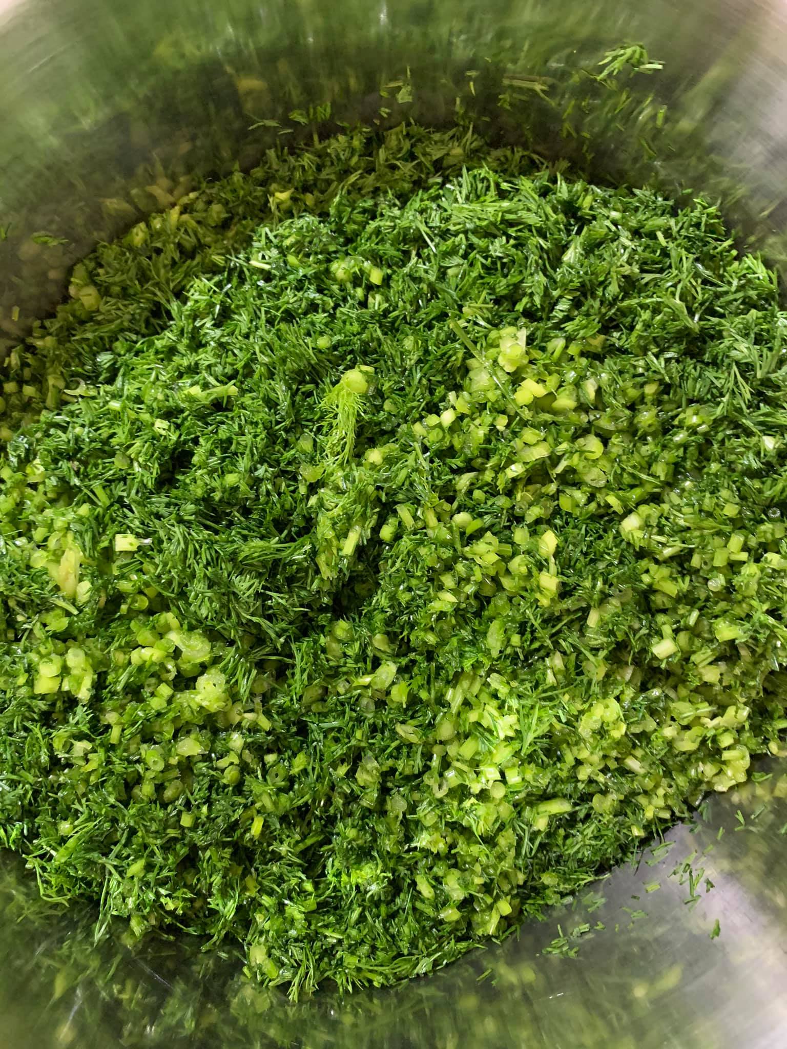茴香與香菜都切碎備用。