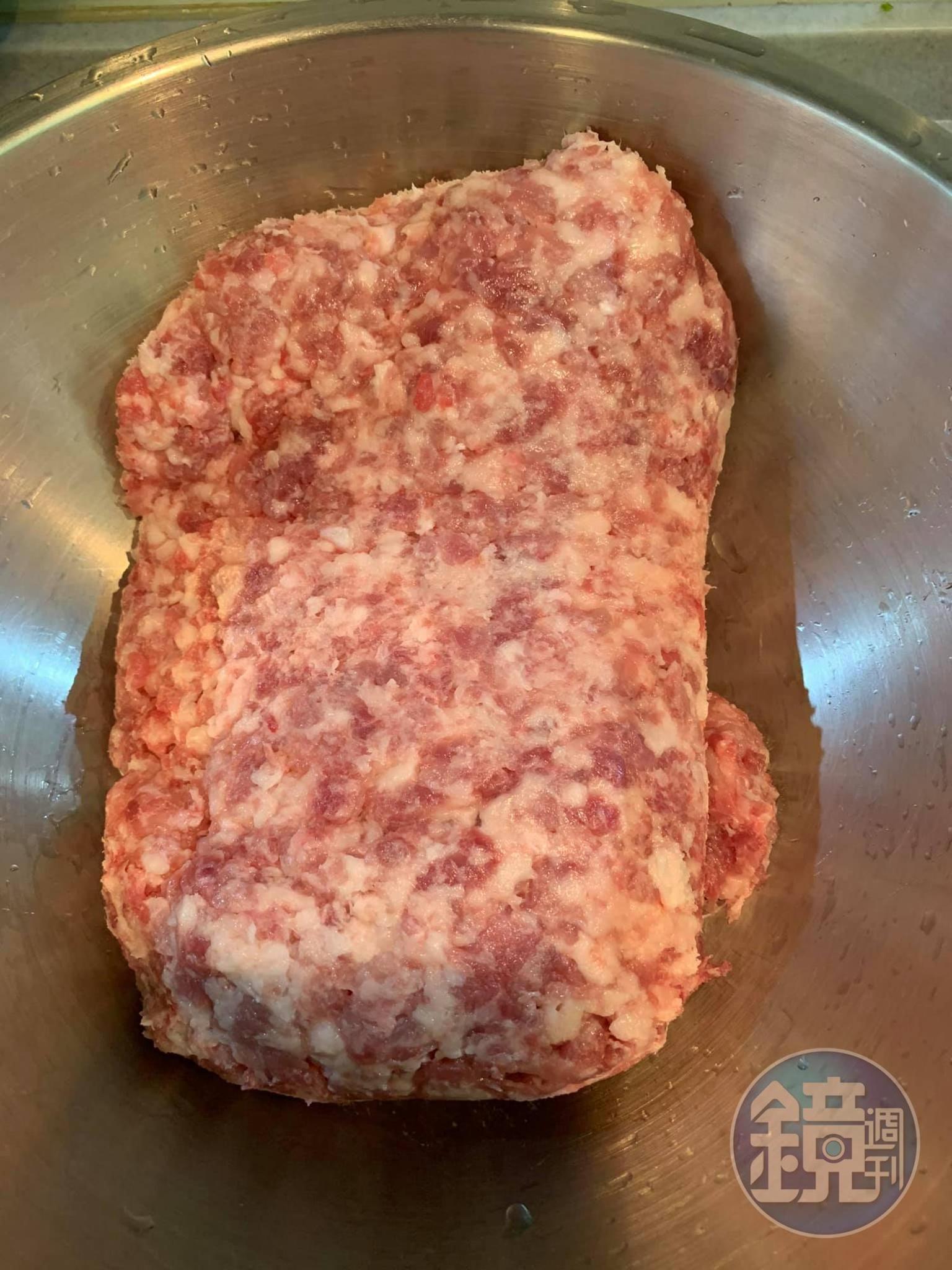 將豬絞肉放入大鐵盆。