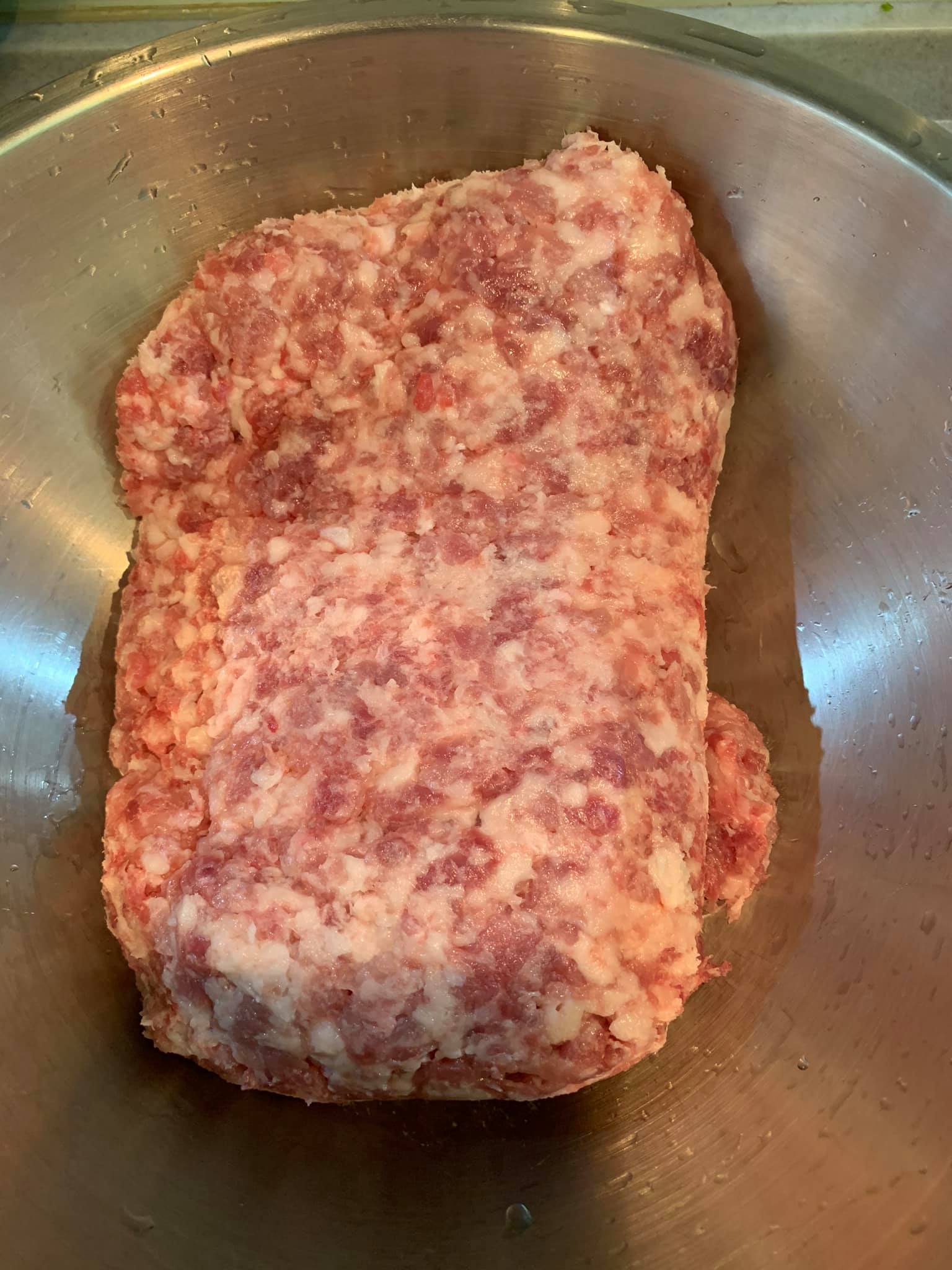 將豬絞肉放入大鐵盆。