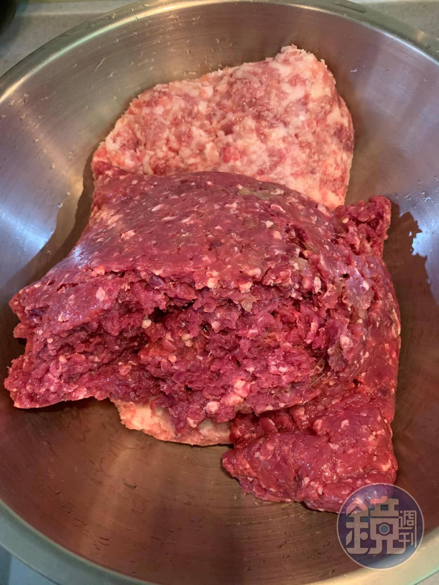 放入牛絞肉。