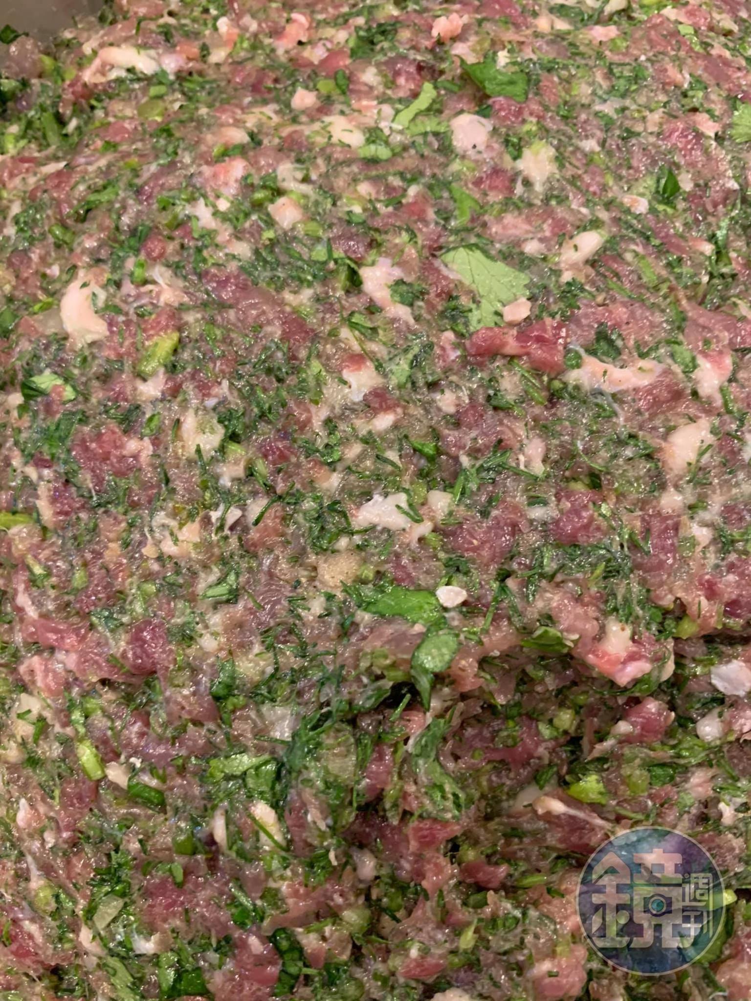 餡料拌勻,準備完成。