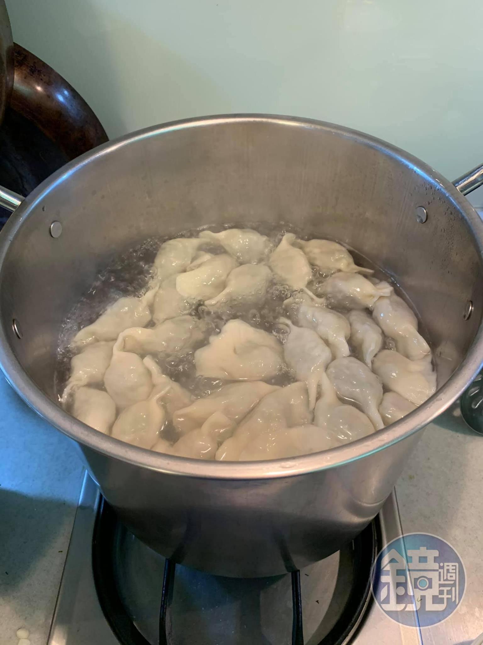 開始大鍋煮茴香餃子。