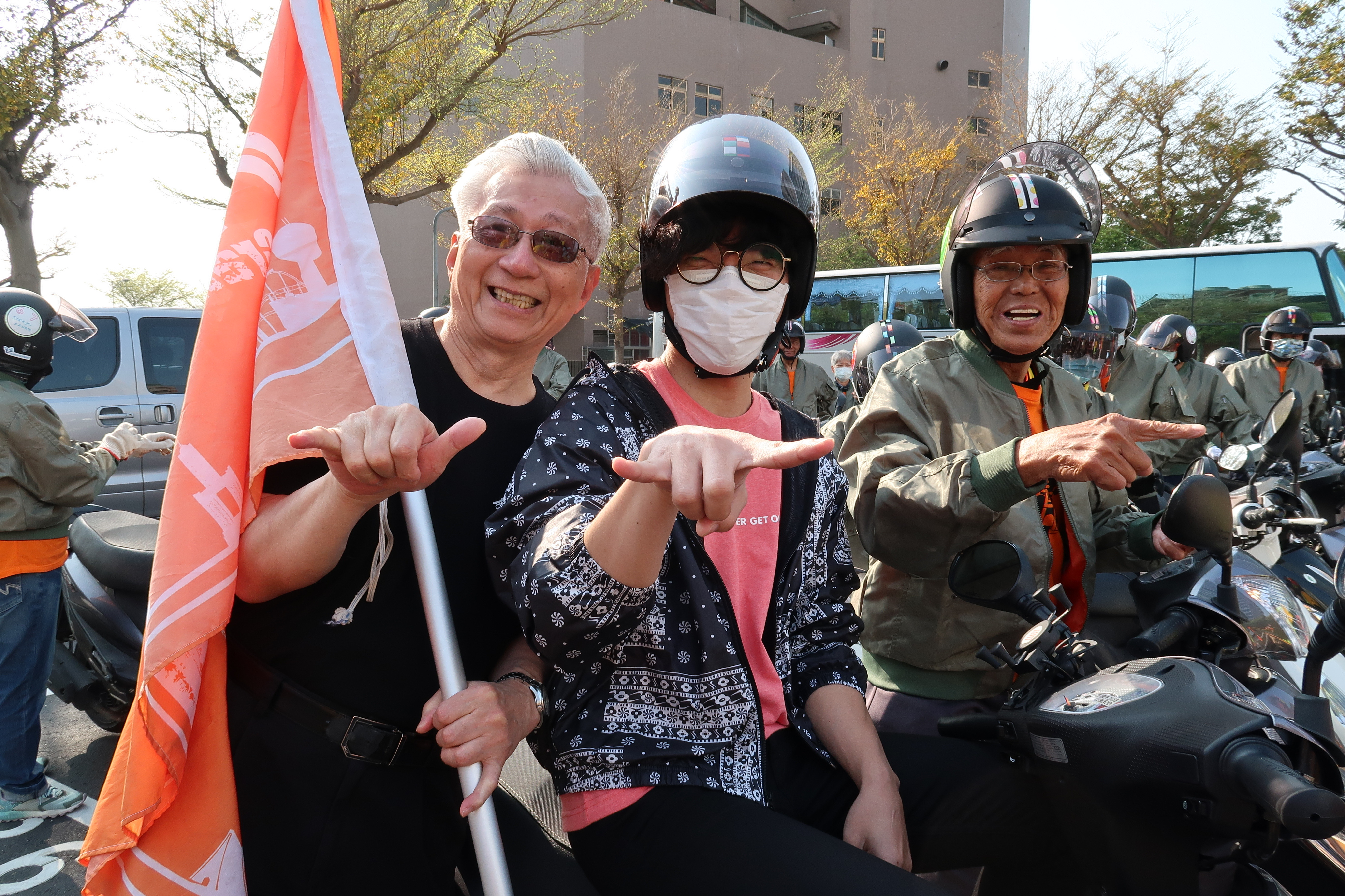 盧廣仲參與公益活動，帶領28名平均72歲的長者一起騎車。（弘道老人福利基金會提供）