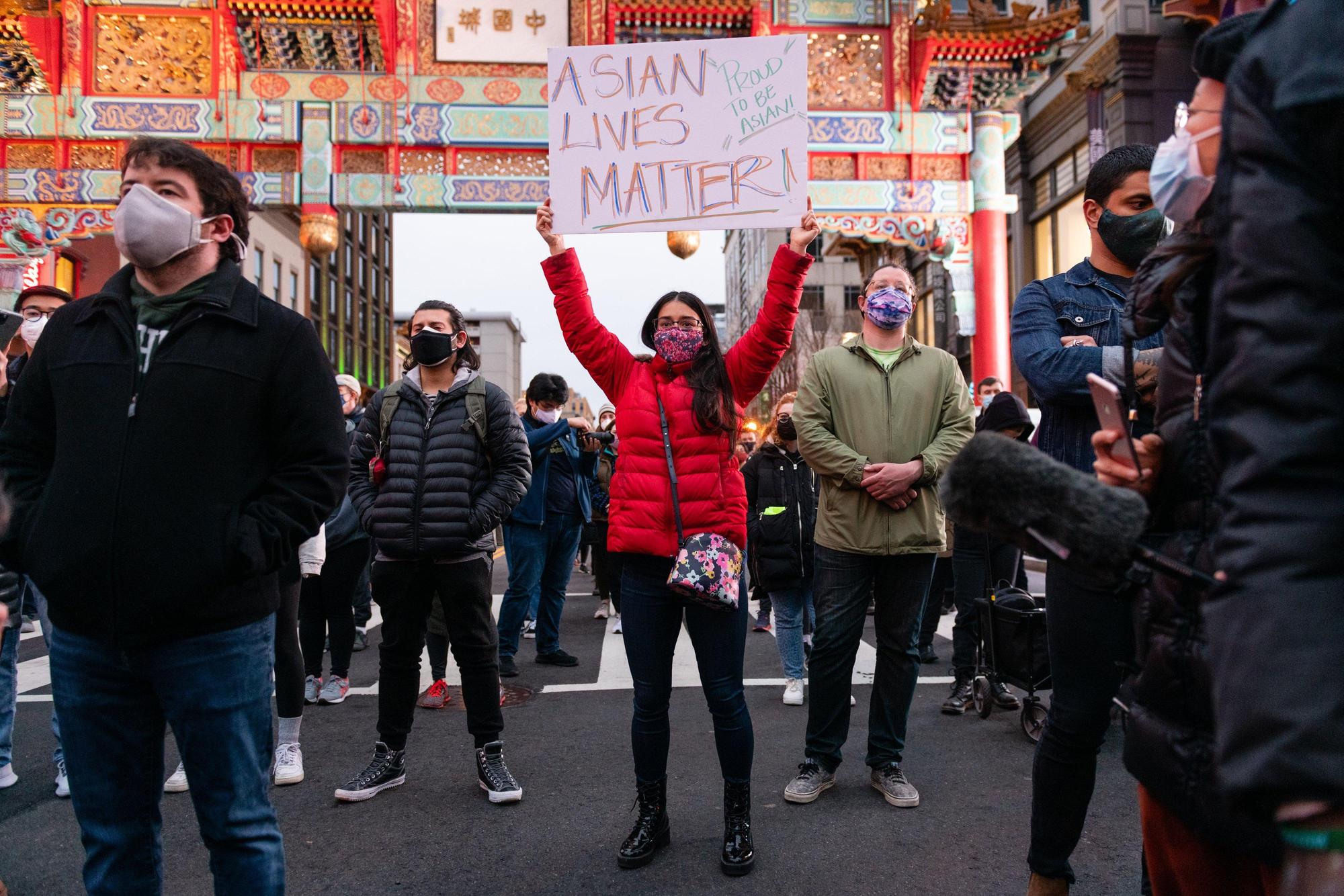 美國發生亞裔人士遭槍擊的事件,引發網路熱議,呼籲終止仇恨,部分民眾走上街頭為亞裔發聲。(翻攝@erjlee推特)