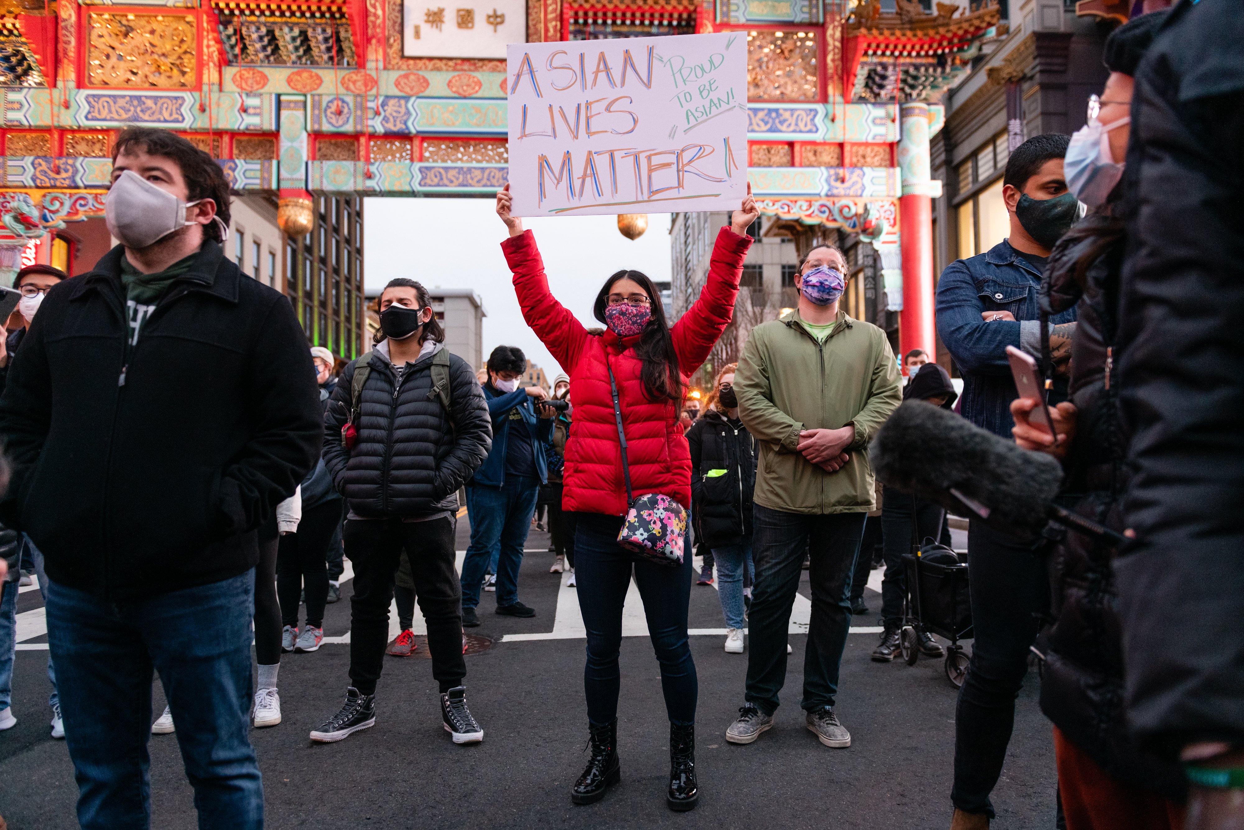 美國發生亞裔人士遭槍擊的事件,引發網路熱議,呼籲終止仇恨,部分民眾走上街頭為亞裔發聲。(翻攝@erjlee推特)
