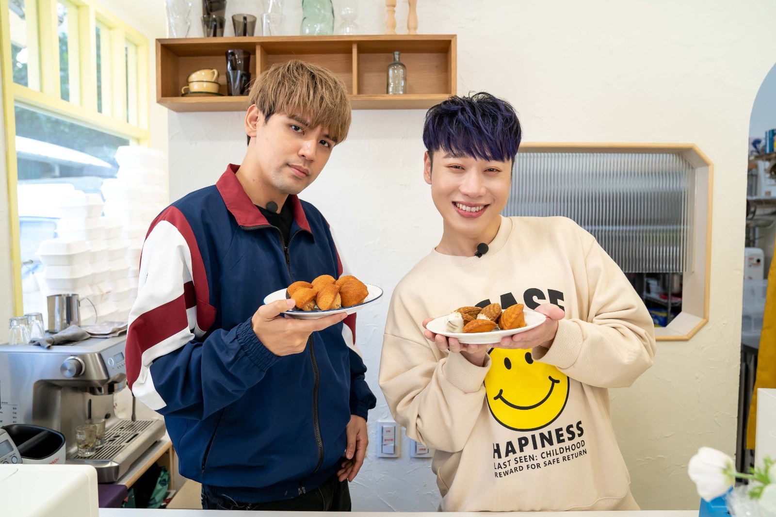 在莎莎確定因健康因素暫離《食尚玩家》後，電視台也證實由賴晏駒（右）和陳零九（左）講接下主持棒。