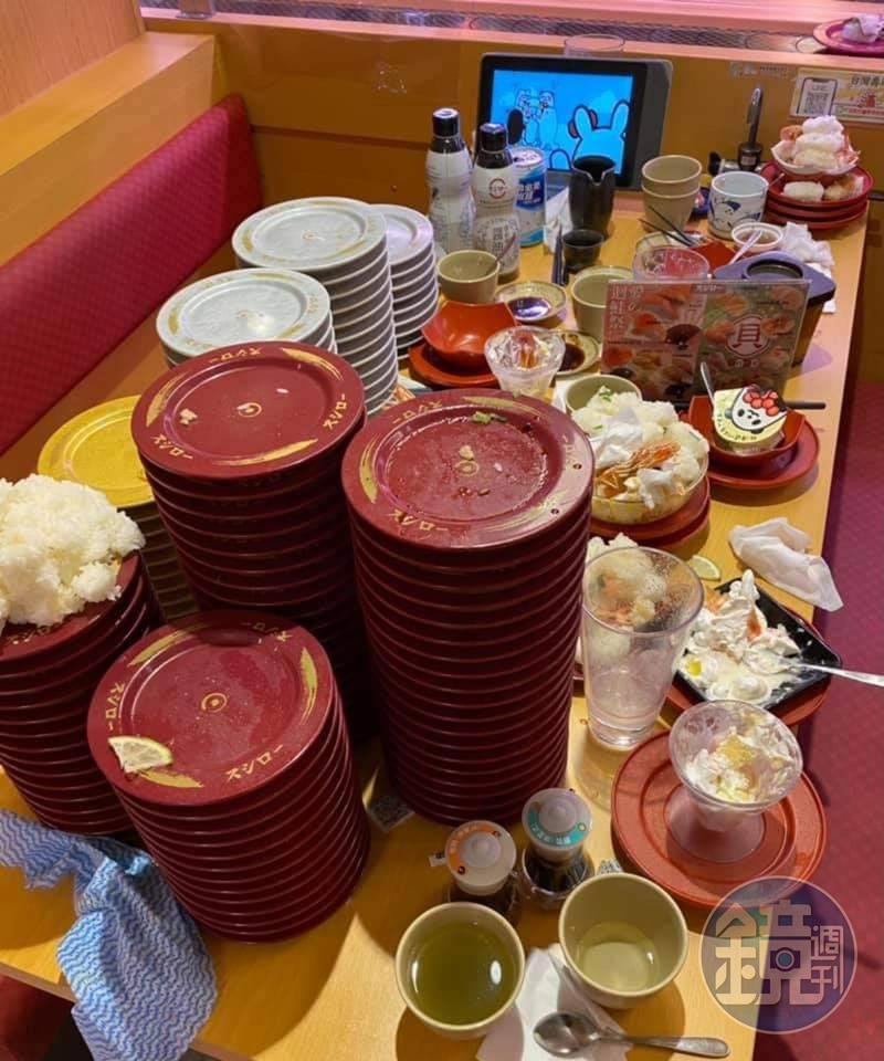 鮭魚屁孩留下一堆米，浪費食物的行為讓人痛心。（讀者陳先生獨家提供本刊，請勿擅自轉載翻攝）
