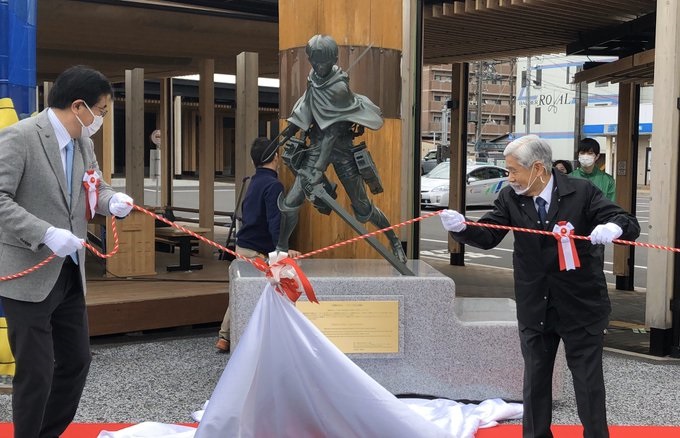 日本大分縣日田市地方政府，在車站前建造里維兵長銅像。（翻攝自大分合同新聞推特）