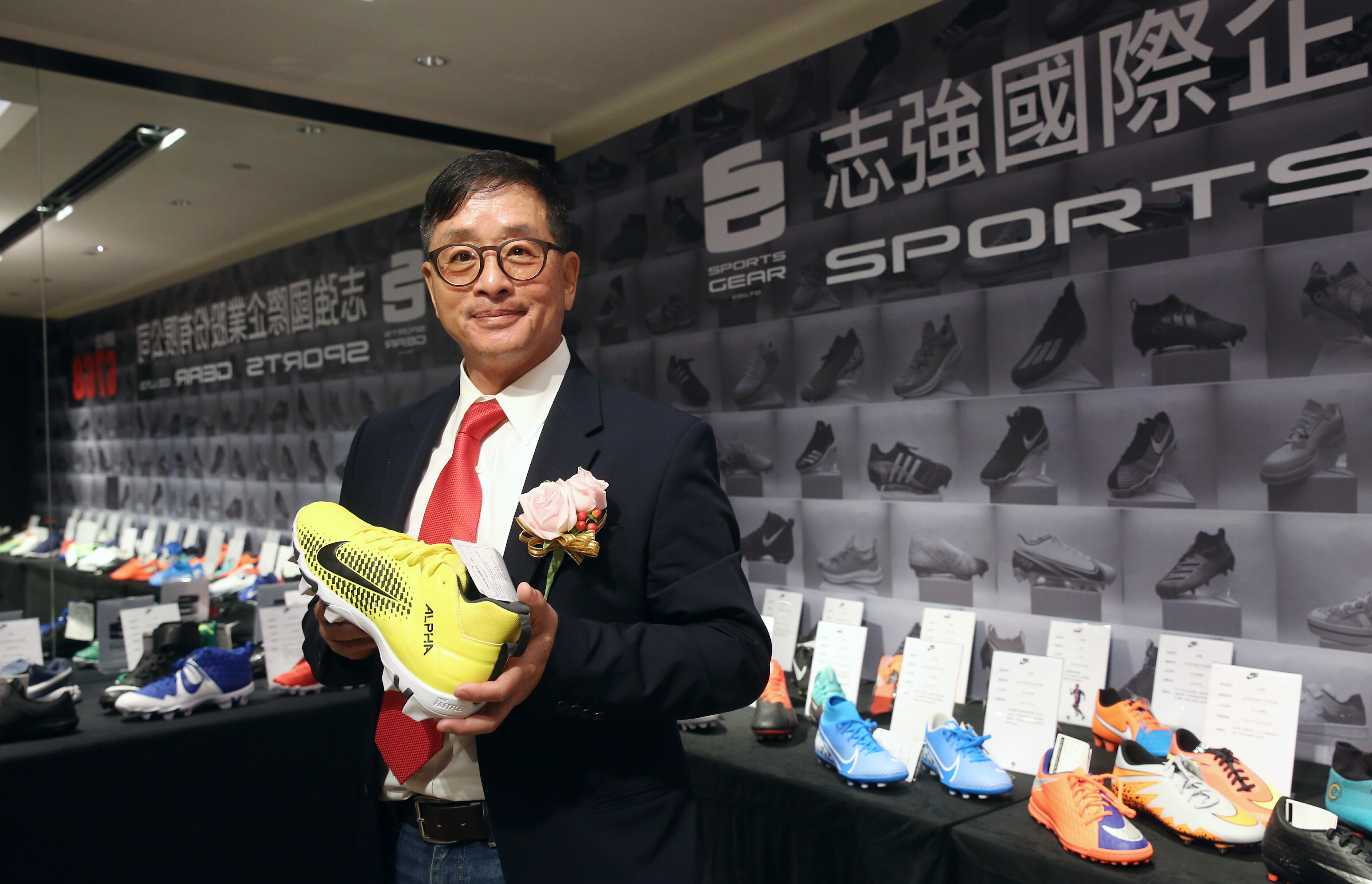 全球最大足球鞋製造商志強國際今舉行上市前業績發表會，全球每5雙足球鞋就有1雙出自董事長陳維家之手。