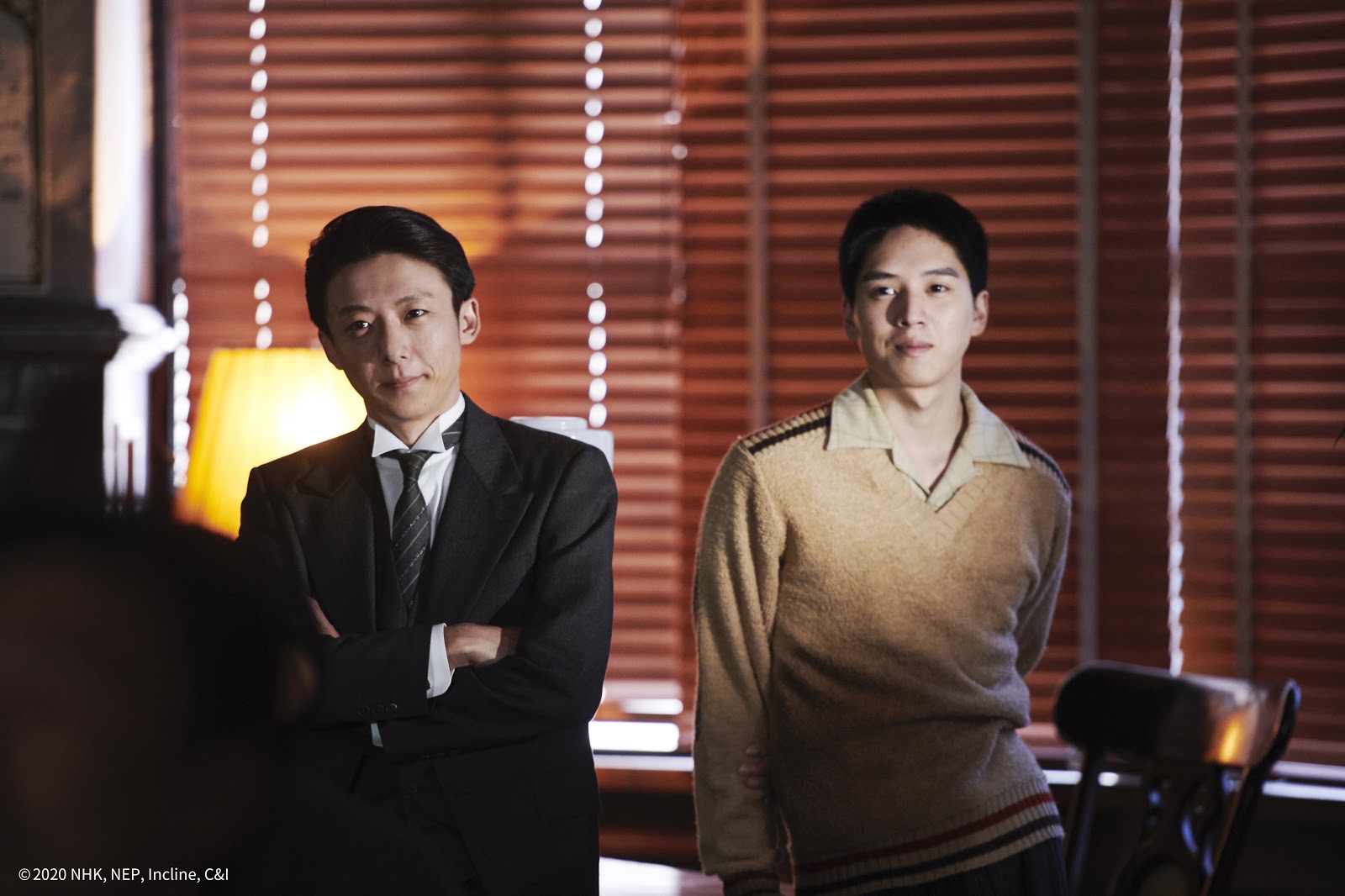 高橋一生（左）在《間諜之妻》中飾演一名商人，私下熱愛電影，也會自己拍電影。（可樂電影提供）