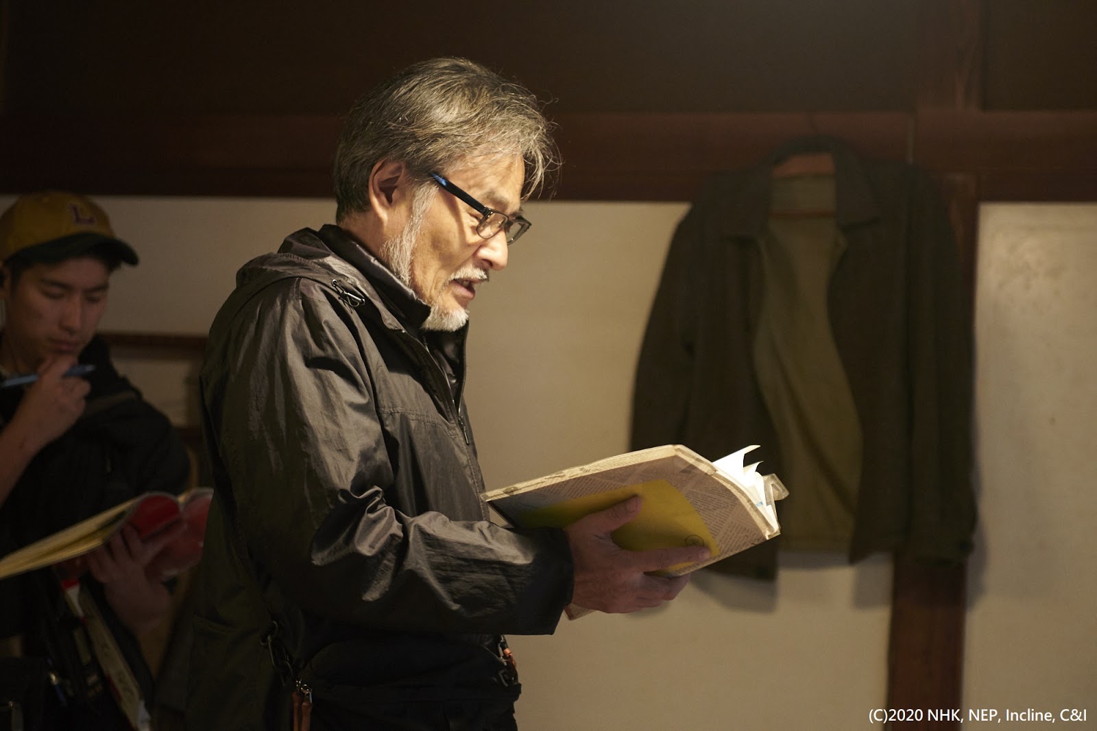 黑澤清擔任《間諜之妻》編導，編劇工作則與徒弟濱口龍介與野原位共同進行。(可樂電影提供）