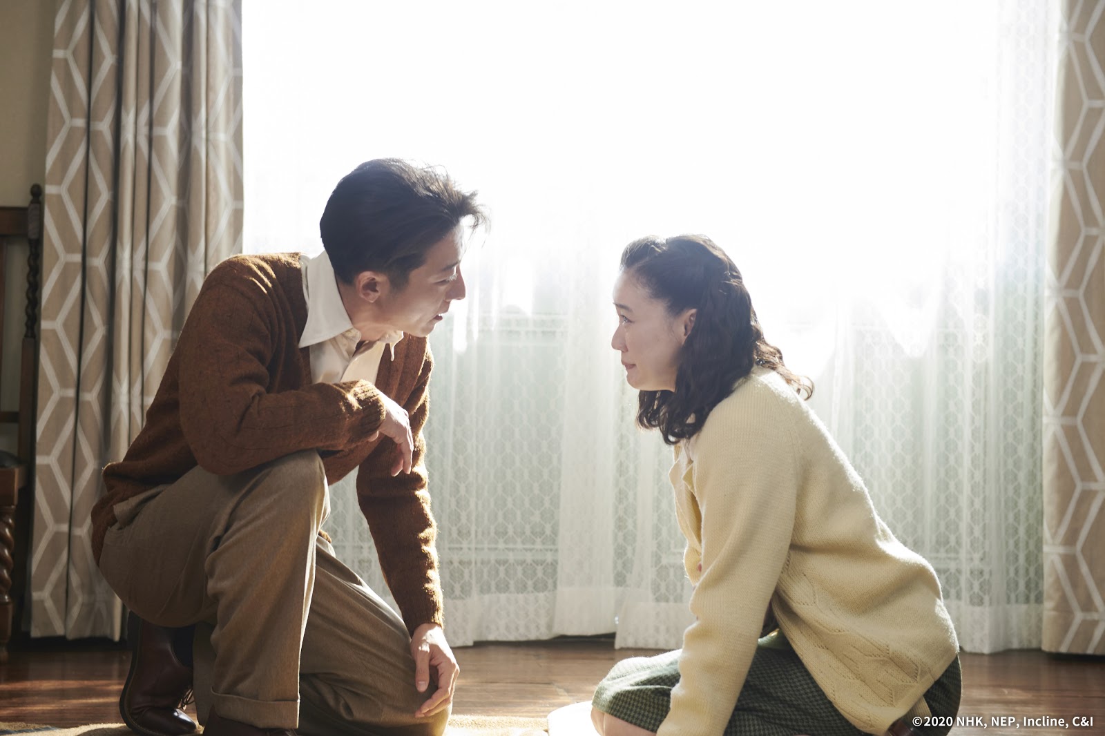 高橋一生(左)與蒼井優透過《間諜之妻》二度飾演夫妻,兩人的演技讓導演黑澤清和編劇都讚嘆。(可樂電影提供)