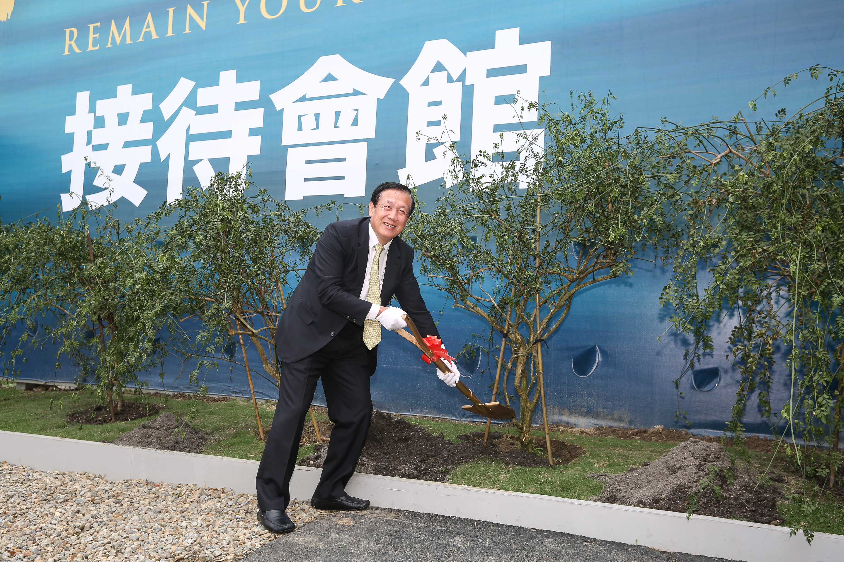 元旦開始銷售的鄉林恆美,目前已賣出7成,鄉林集團董事長賴正鎰18日也在建案旁種下7棵秀英花,象徵融入在地人文。