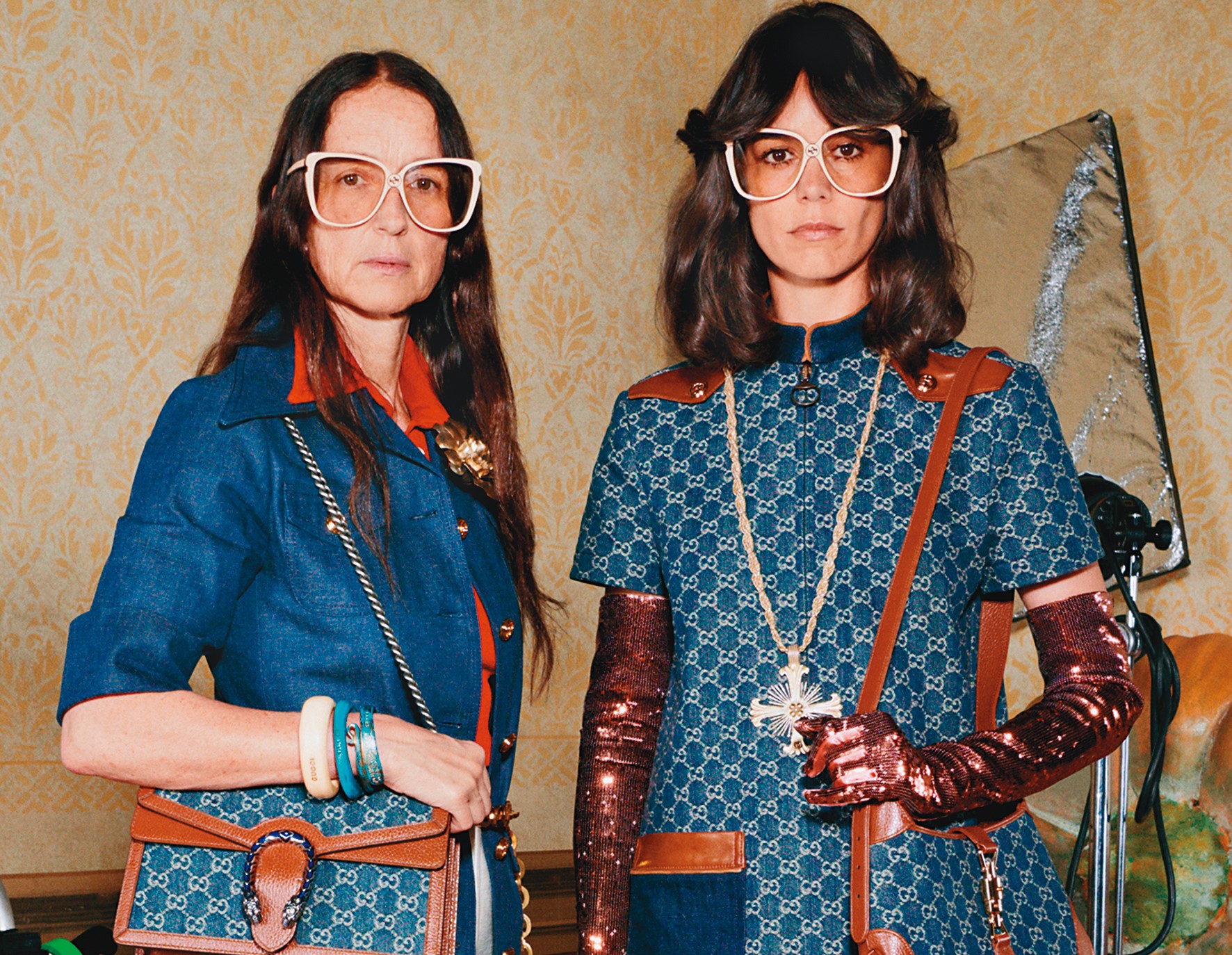 GUCCI實踐對環境保護的理念,推出仿舊效果的環保丹寧系列。丹寧女士上衣NT$77,000、丹寧小型包NT$65,200