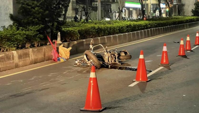 傅姓重機騎士違規左轉遇上死亡車禍,搶救後因傷重宣告不治。(翻攝畫面)