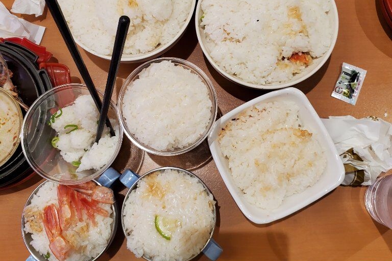 參加免費活動的客人帶來浪費亂象，讓壽司郎員工氣到痛罵「乞丐鮭魚」。（翻攝自噗浪）