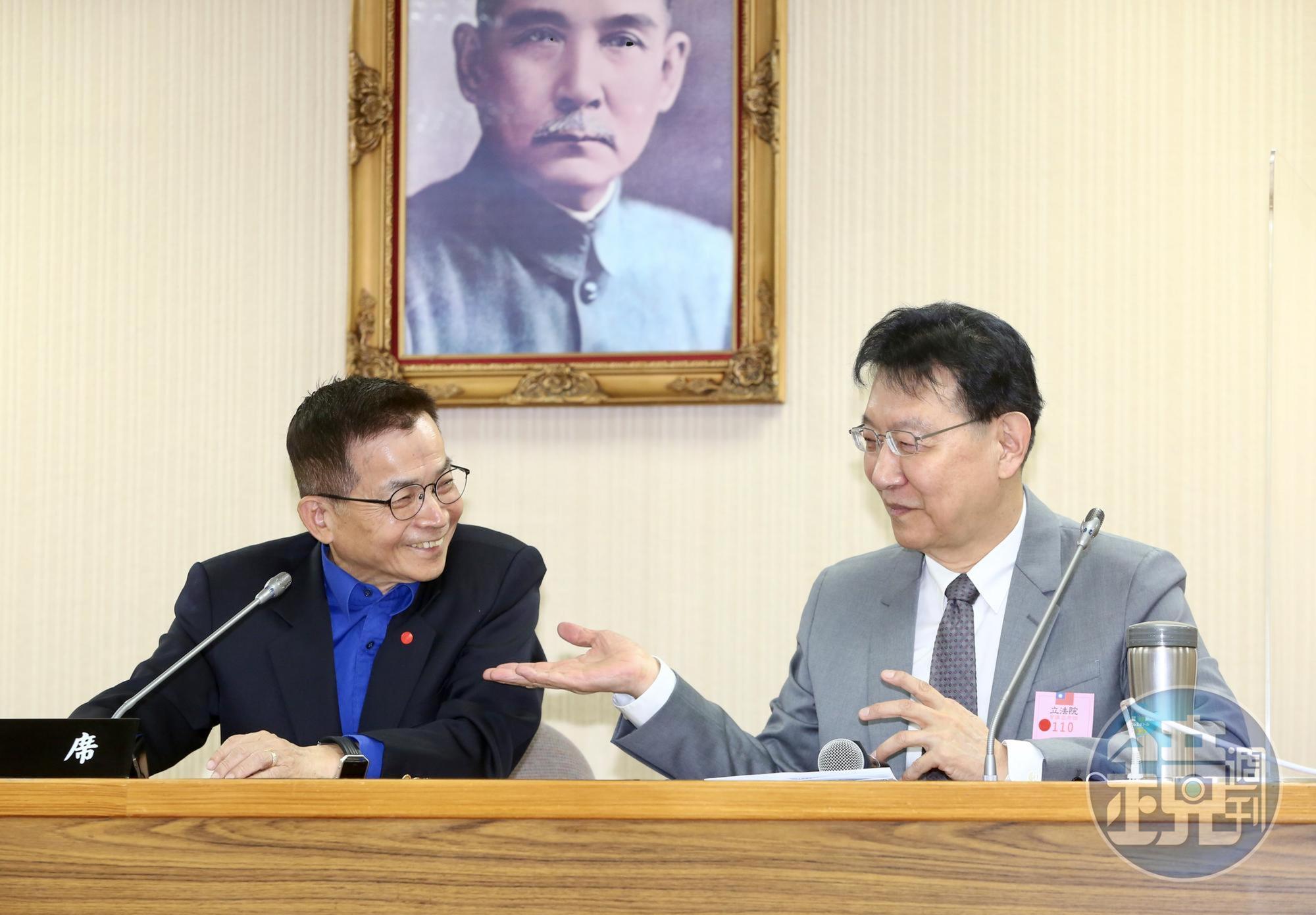 趙少康今上午與國民黨立委賴士葆召開「修理憲政 前進內閣制」記者會。