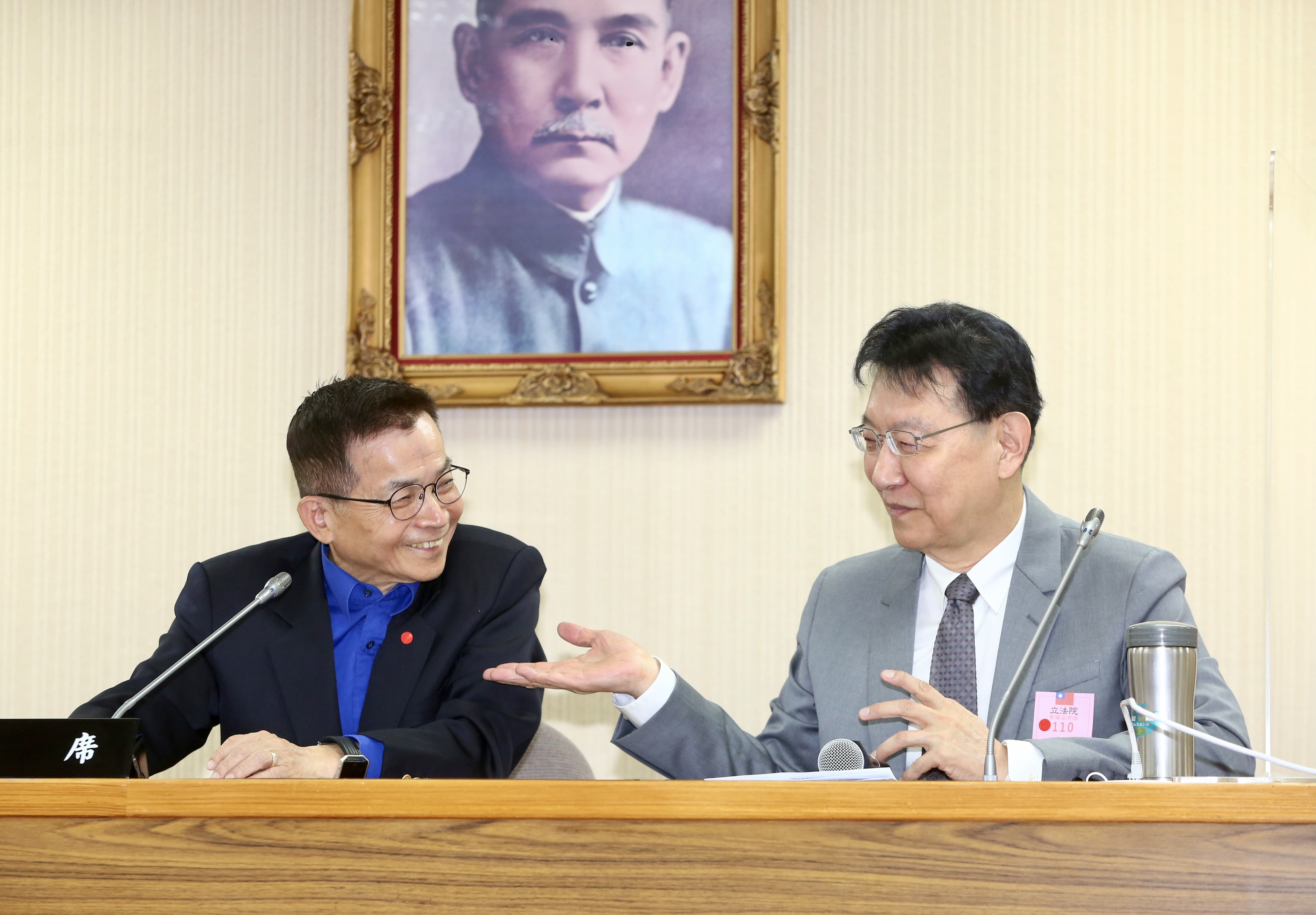 趙少康今上午與國民黨立委賴士葆召開「修理憲政 前進內閣制」記者會。