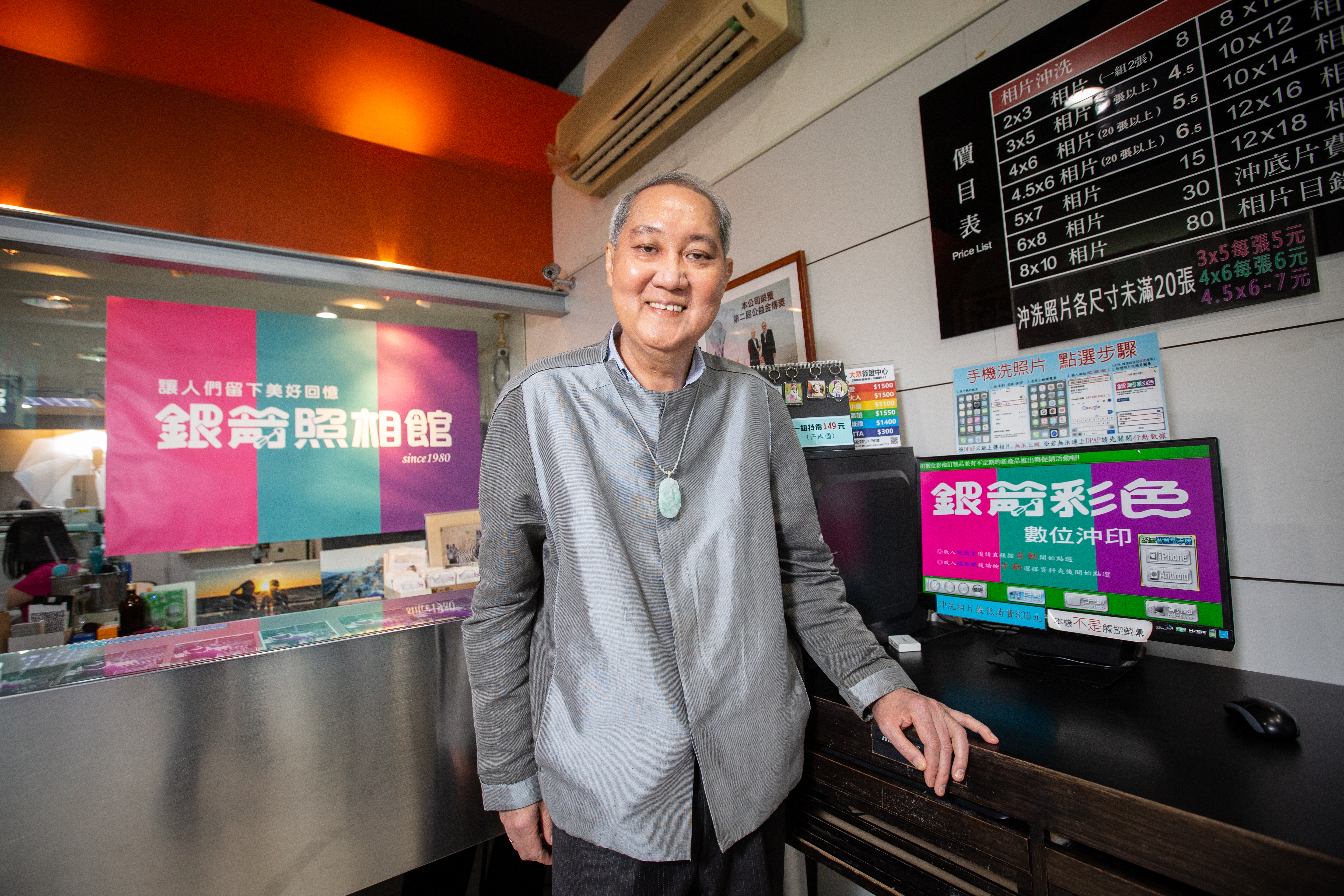 王懷寧41年前引進日本小型照片沖洗機台，創立銀箭彩色沖印，首創40分鐘快洗服務，巔峰時在雙北市有20家直營店。