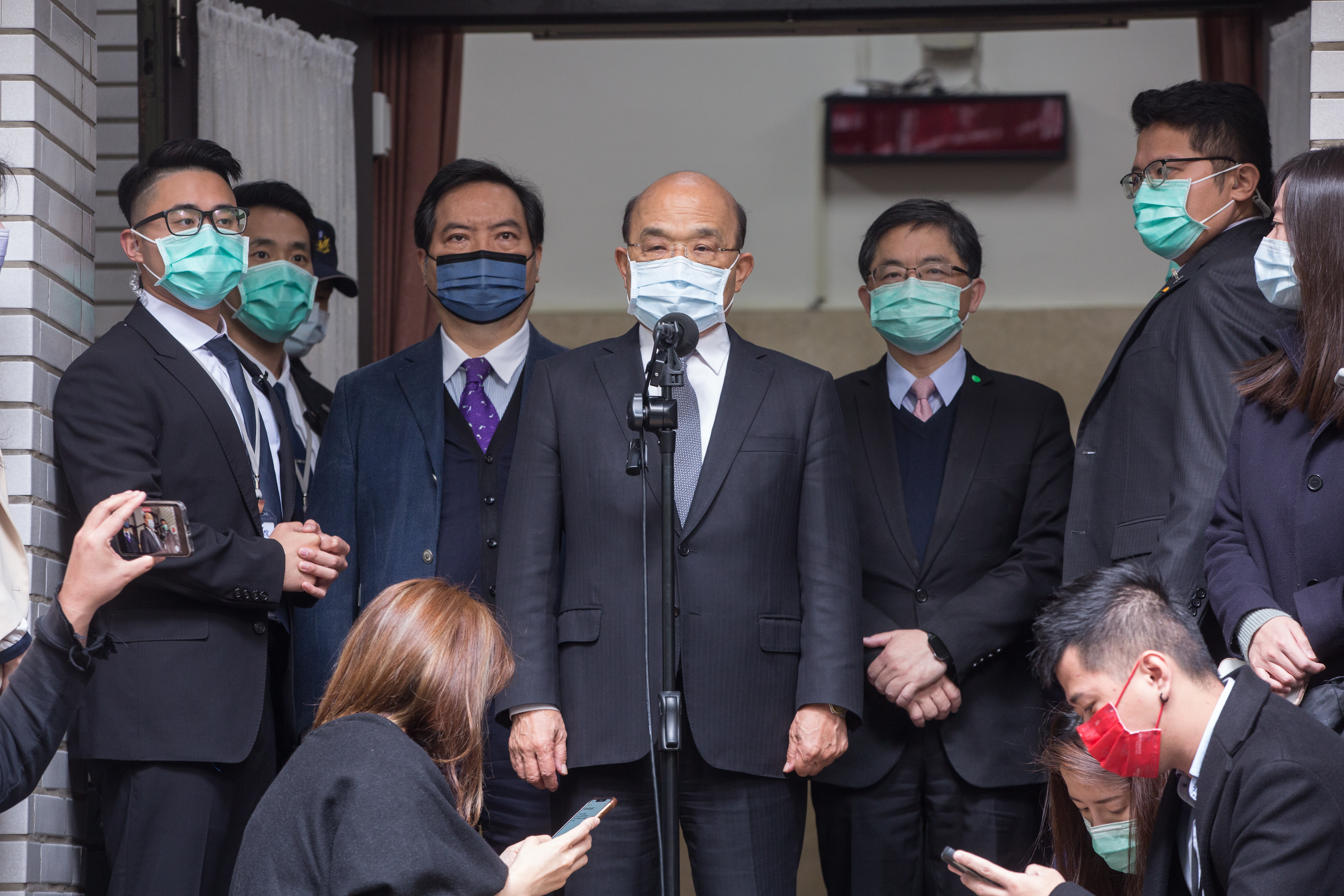 行政院長蘇貞昌(中)今赴立法院進行施政報告,會前受訪表示「只要對我們友善都願意跟他互惠往來」。(本刊資料照)