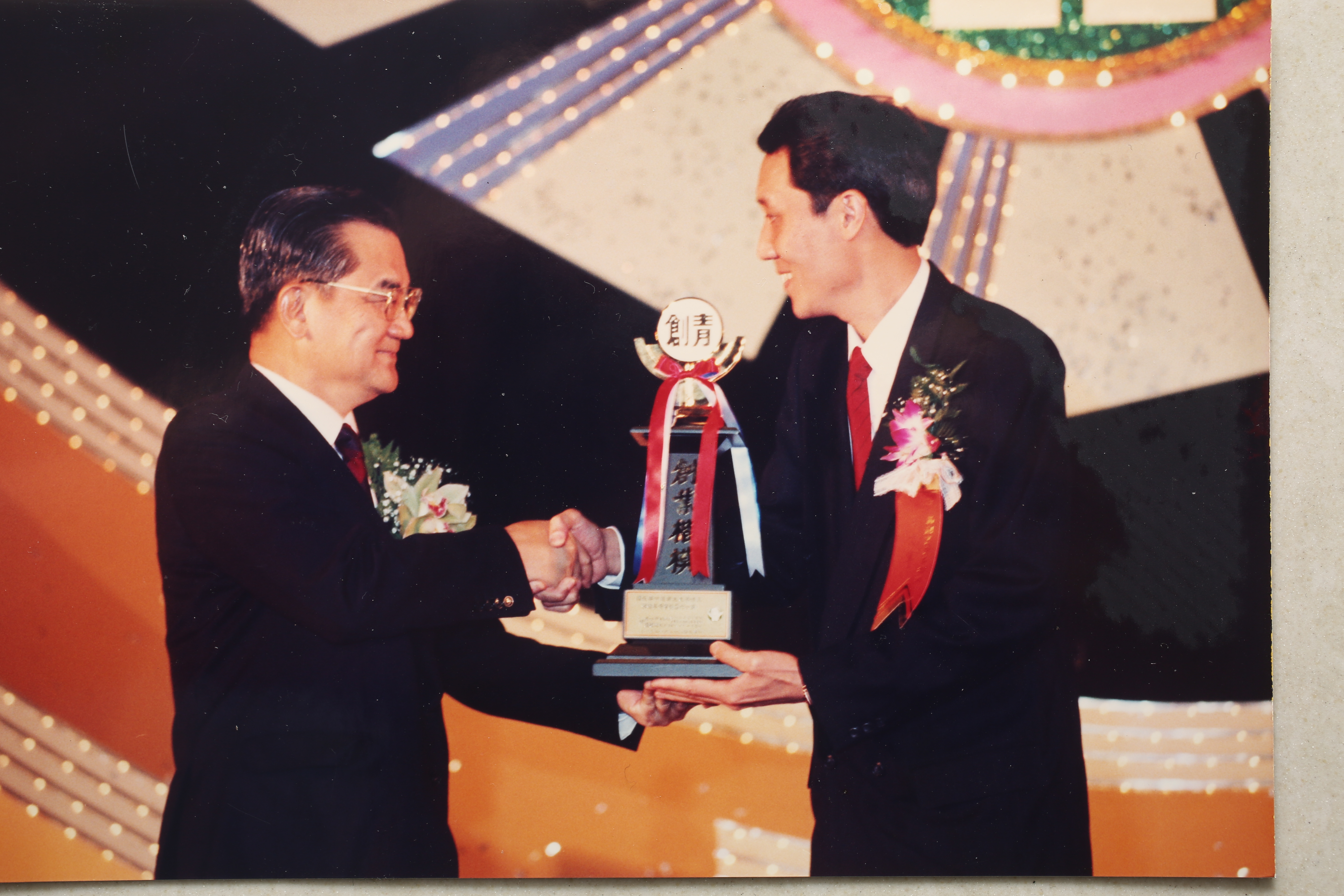 王懷寧創立銀箭彩色沖印，1993年獲頒青年創業楷模。（銀箭提供）