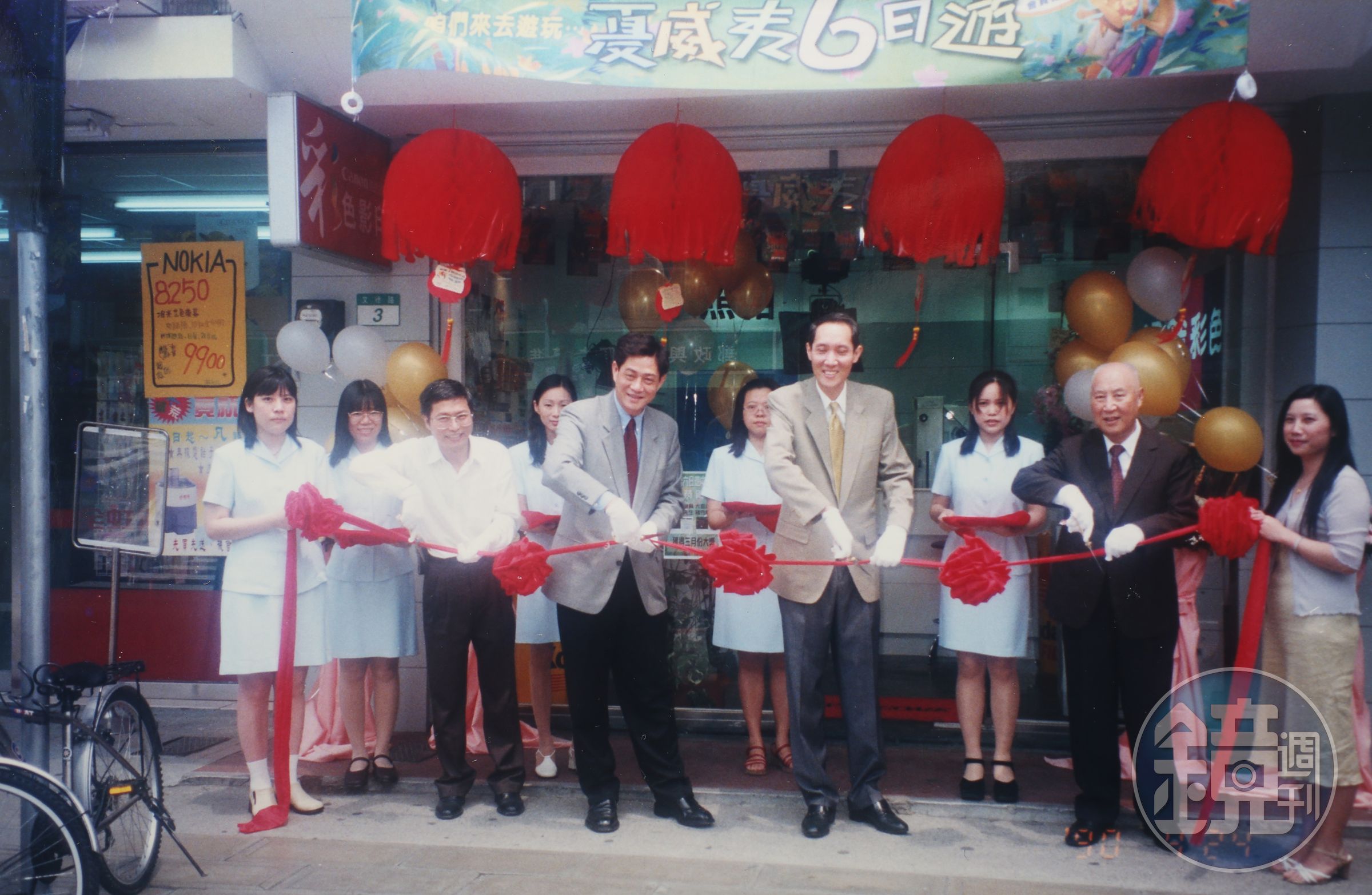 早年忠孝門市開幕，王懷寧（右4）與擔任股東的表哥們合影。（銀箭提供）