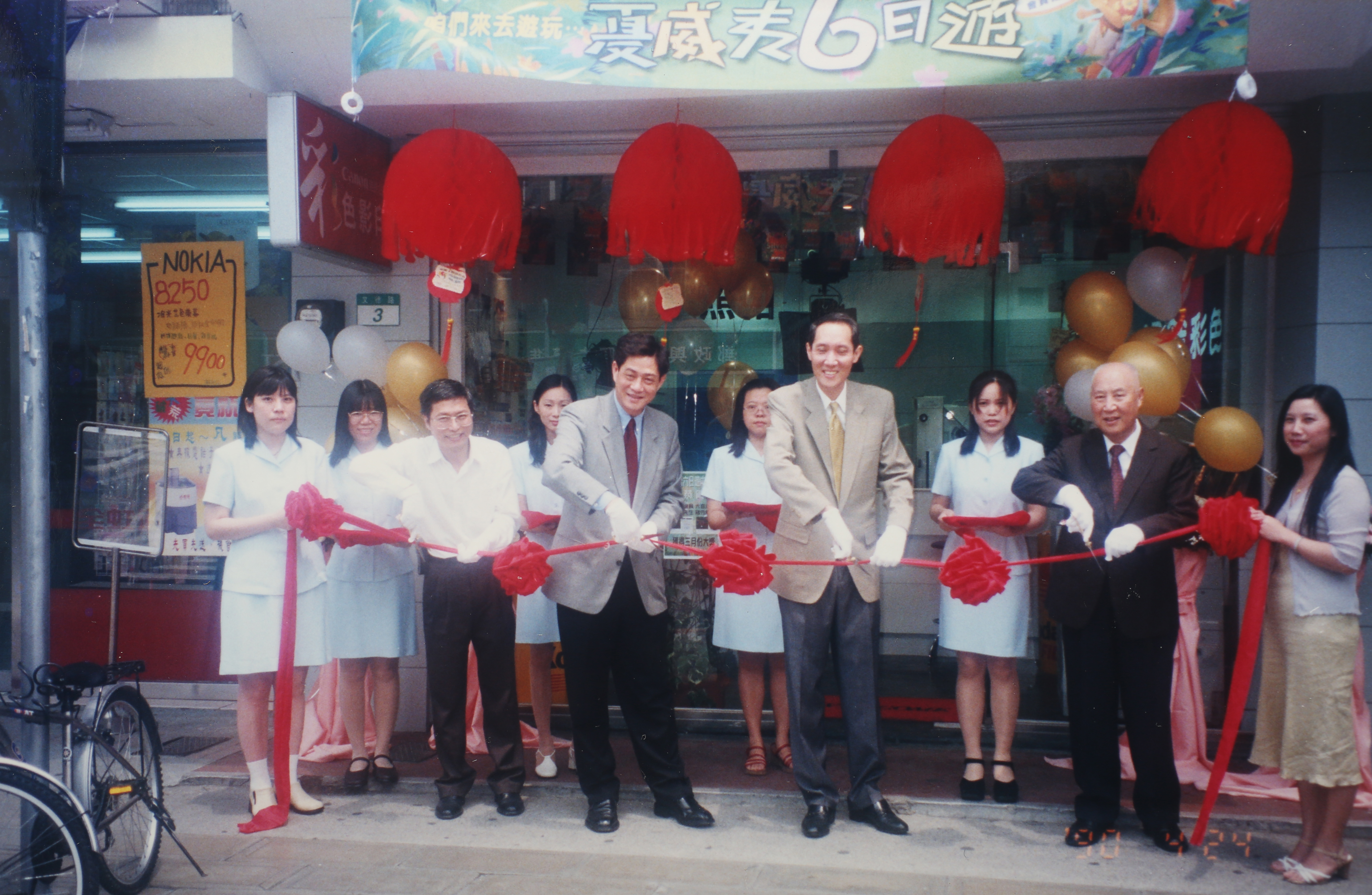 早年忠孝門市開幕，王懷寧（右4）與擔任股東的表哥們合影。（銀箭提供）