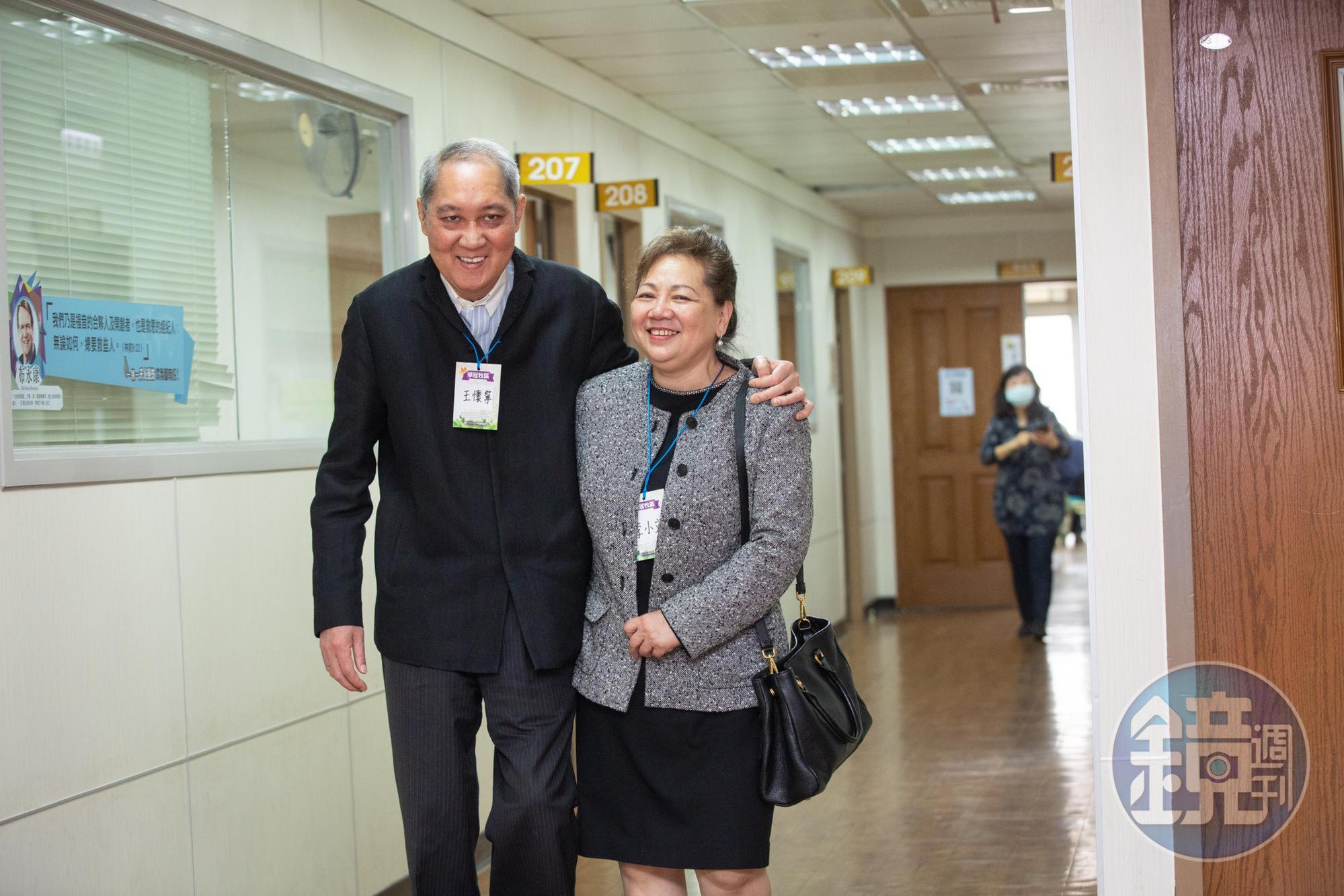 王懷寧(左)與李小文(右)攜手走過婚姻與事業的低潮,如今越老越甜蜜。