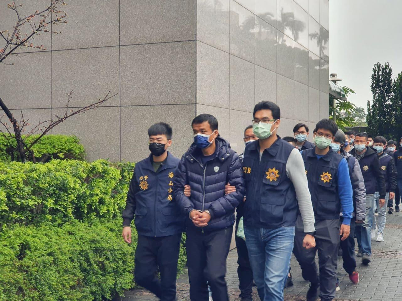 台灣黑幫成員已從傳統單一幫派，轉型成透過科技工具合縱連橫，互相支援犯罪，圖為警方破獲黑幫嫌犯移送情景。