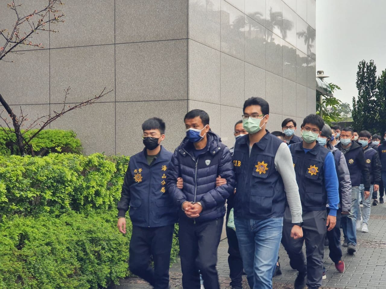 台灣黑幫成員已從傳統單一幫派，轉型成透過科技工具合縱連橫，互相支援犯罪，圖為警方破獲黑幫嫌犯移送情景。