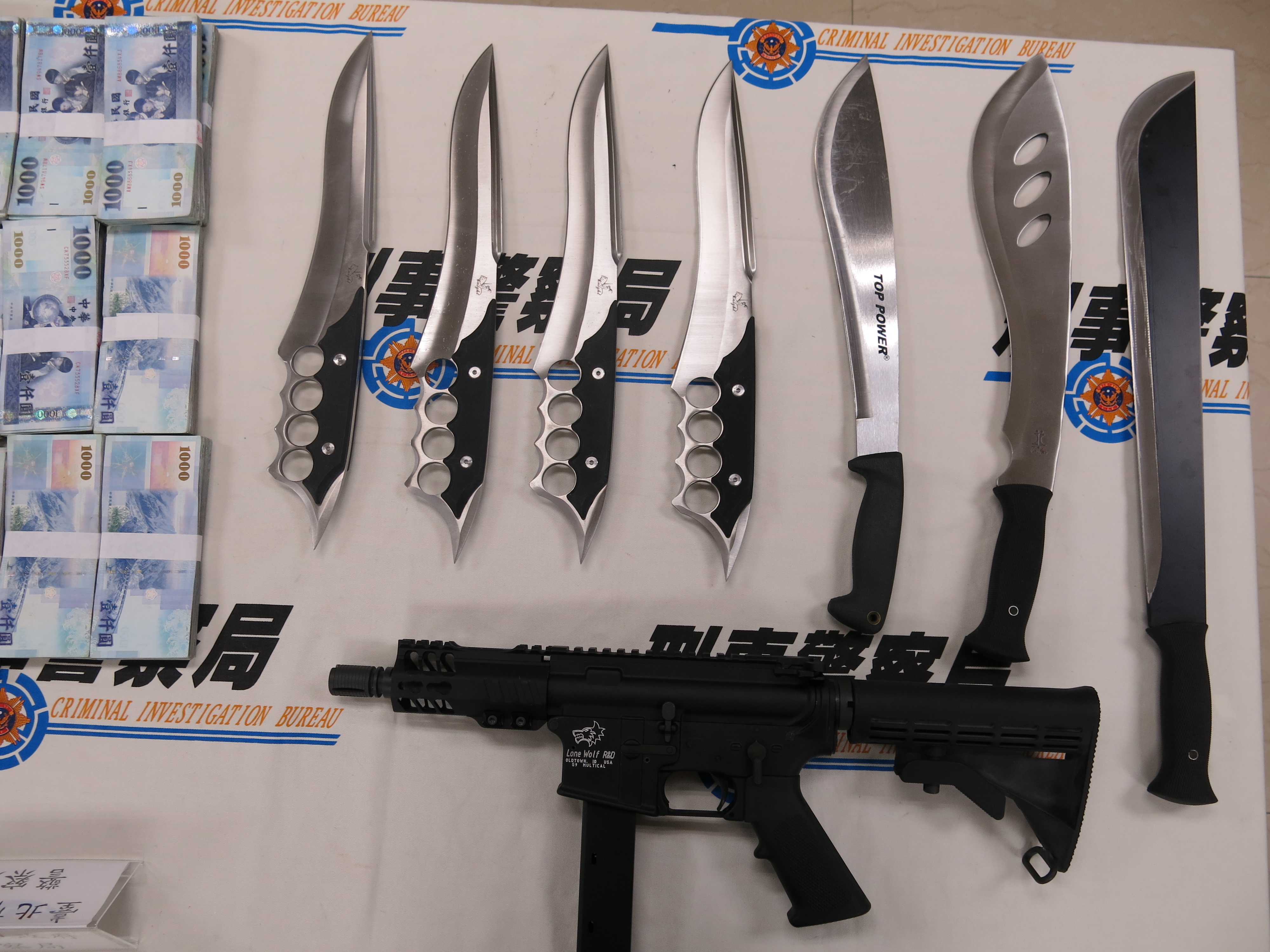 警方查獲幫派犯罪工具。