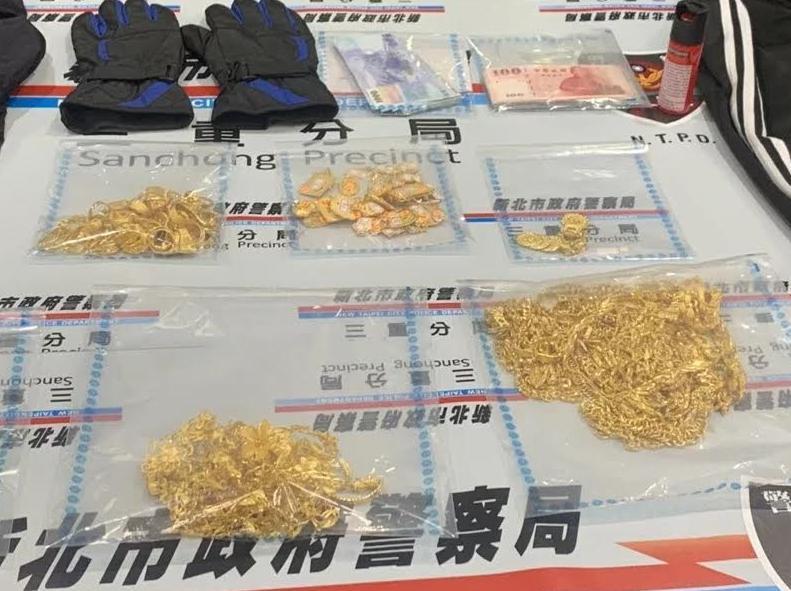 三重銀樓搶案再逮多名共犯,起獲追回贓物黃金一批。(警方提供)