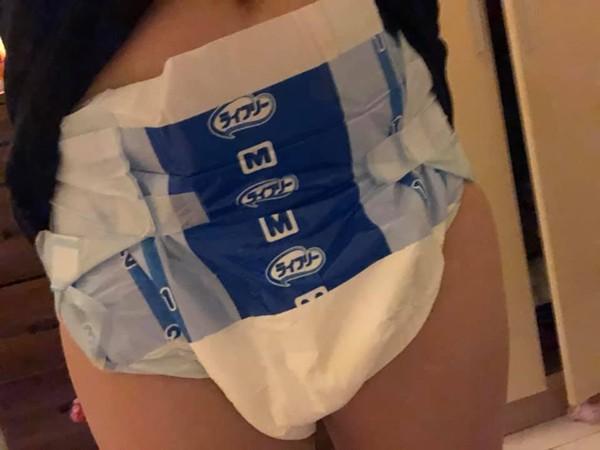女網友PO出身穿褲型衛生棉的照片，網友回應確實與尿布有幾分相像。（翻攝自美妝公社）