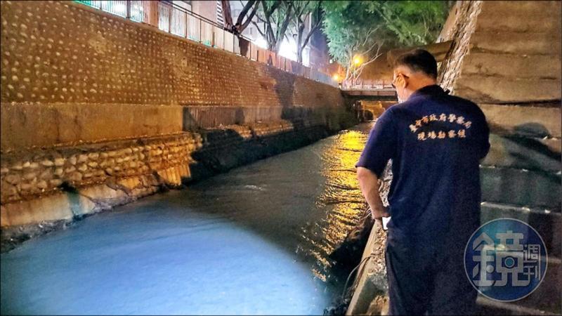 三煞當街「斬手」,警方沿著排水溝漏夜尋找斷掌。(讀者提供)