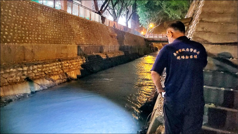 三煞當街「斬手」，警方沿著排水溝漏夜尋找斷掌。（讀者提供）