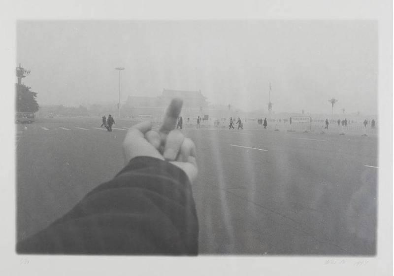 艾未未作品《透視研究：天安門》，對著天安門比中指。（翻攝M+博物館館藏網頁）