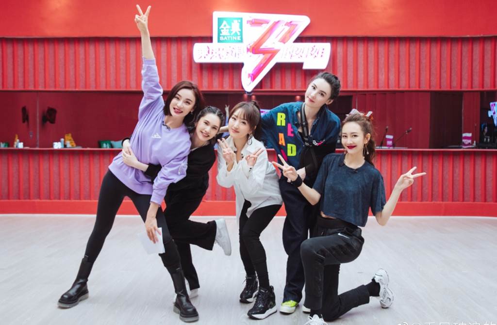 張柏芝（右2）、楊丞琳（左2）最近在《乘風破浪的姐姐2》同隊，楊丞琳也在找跟張柏芝的相處模式。（翻攝自乘風破浪的姐姐微博）