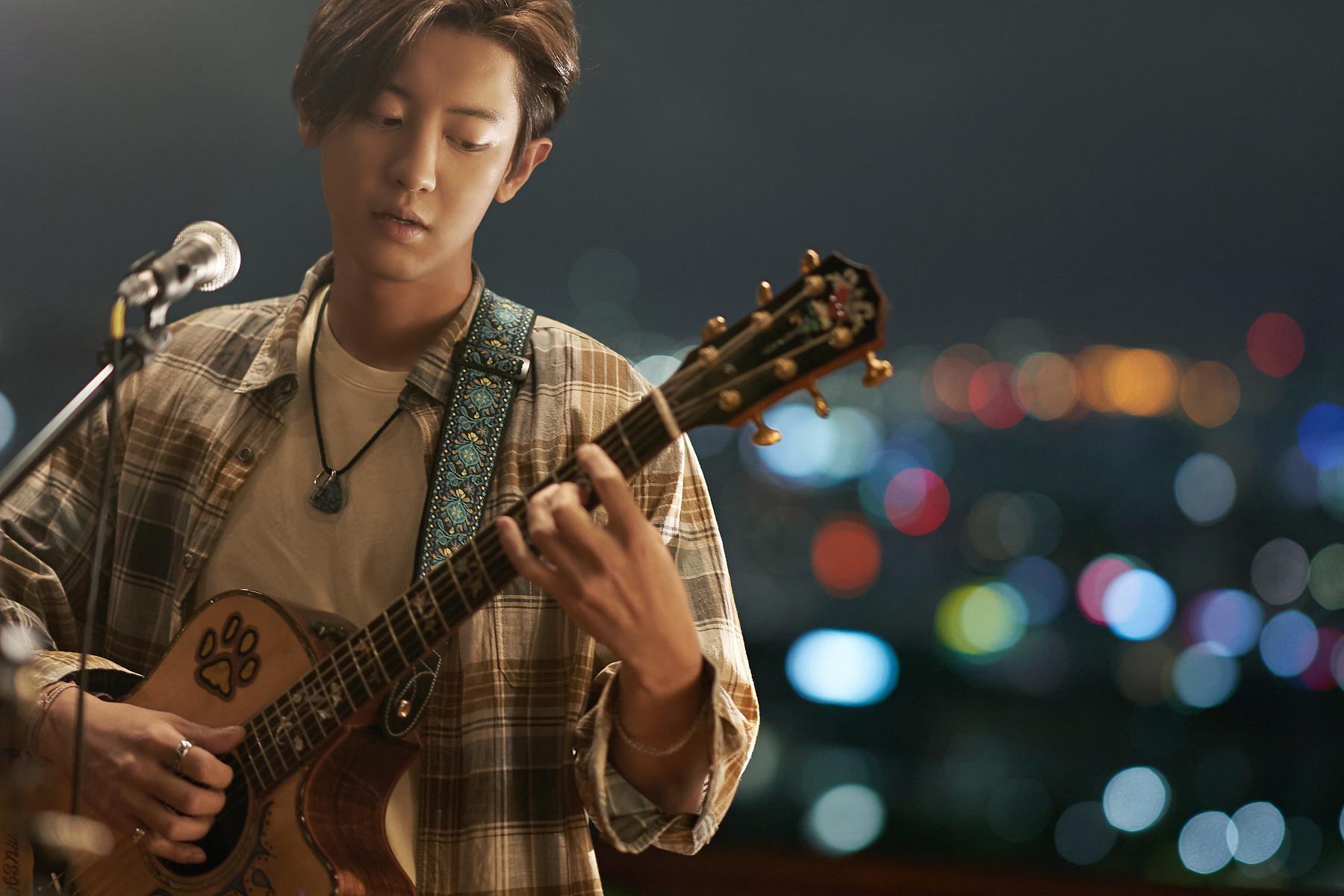燦烈在《逐夢練習曲》中飾演一名音樂少年,包辦片中的打鼓、吉他、鋼琴、歌唱場面。(采昌國際多媒體提供)