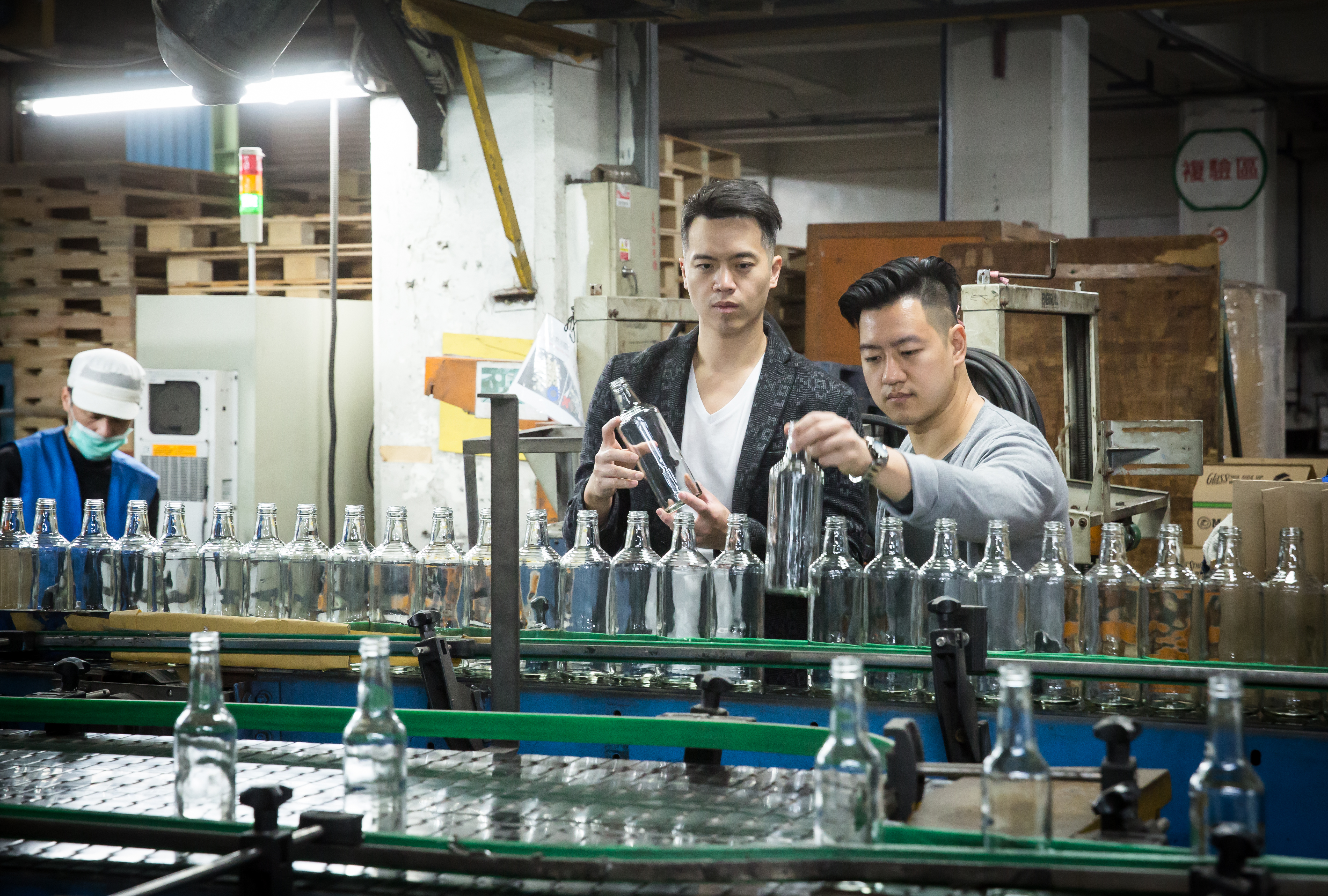 2015年，廖冠傑（中）把弟弟廖唯傑（右）找回家幫忙，兄弟檔一內一外，合作無間。