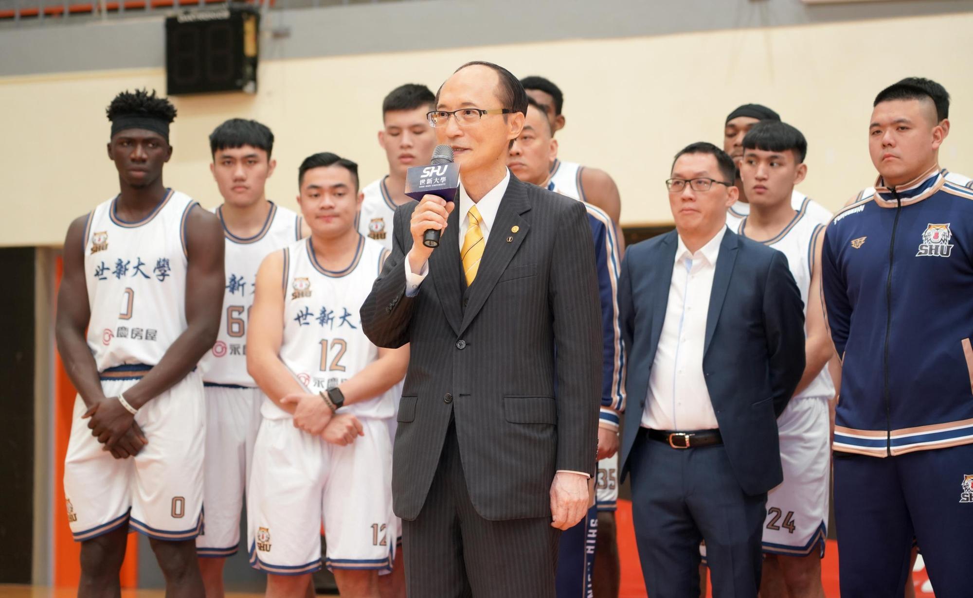 永慶房產集團董事長孫慶餘宣布，將贊助世新大學男子籃球隊500萬元獎學金。