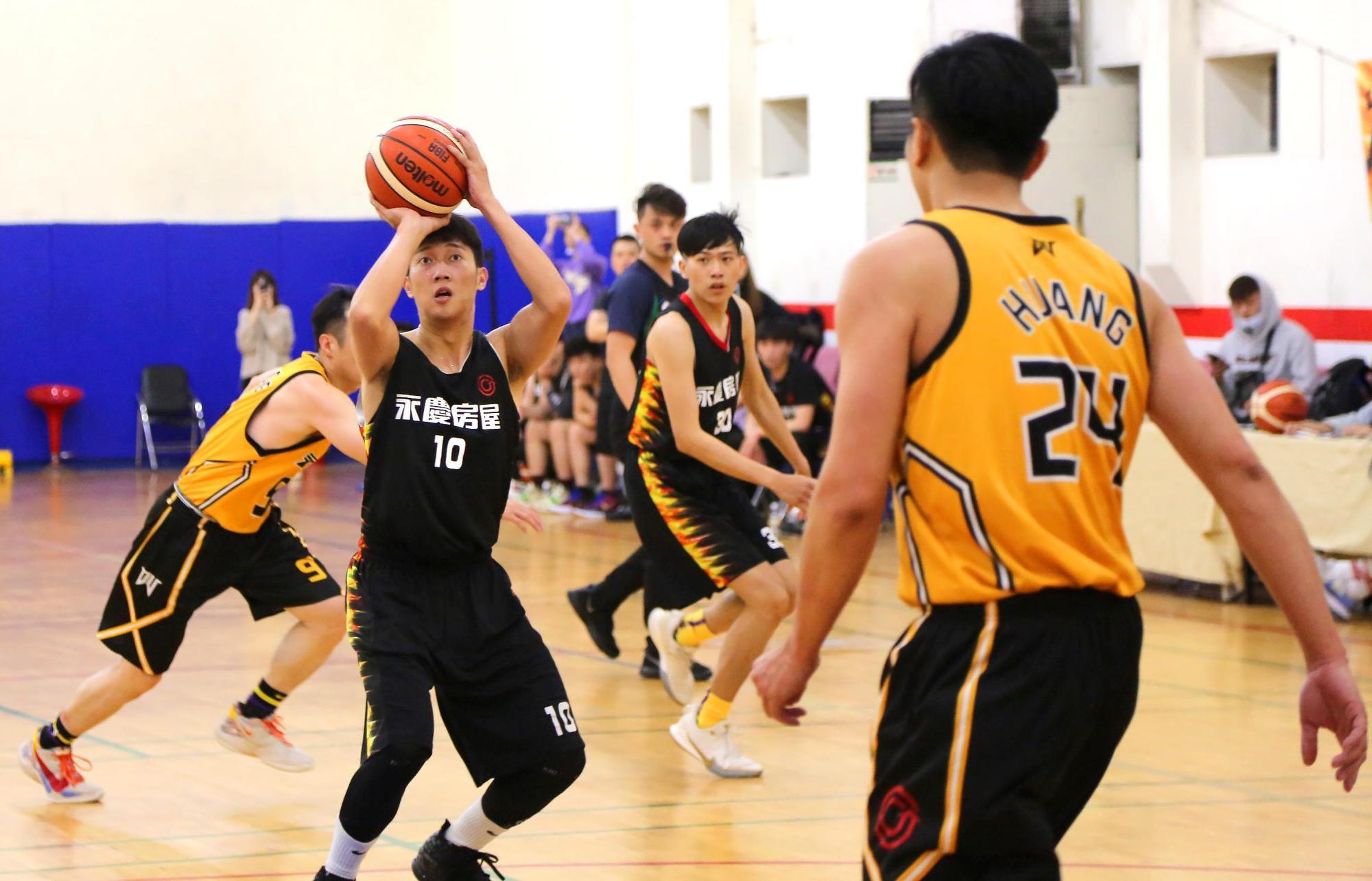 永慶房屋籃球賽今年超過320人報名，共組成20支隊伍，將激戰50場，爭冠軍獎盃。