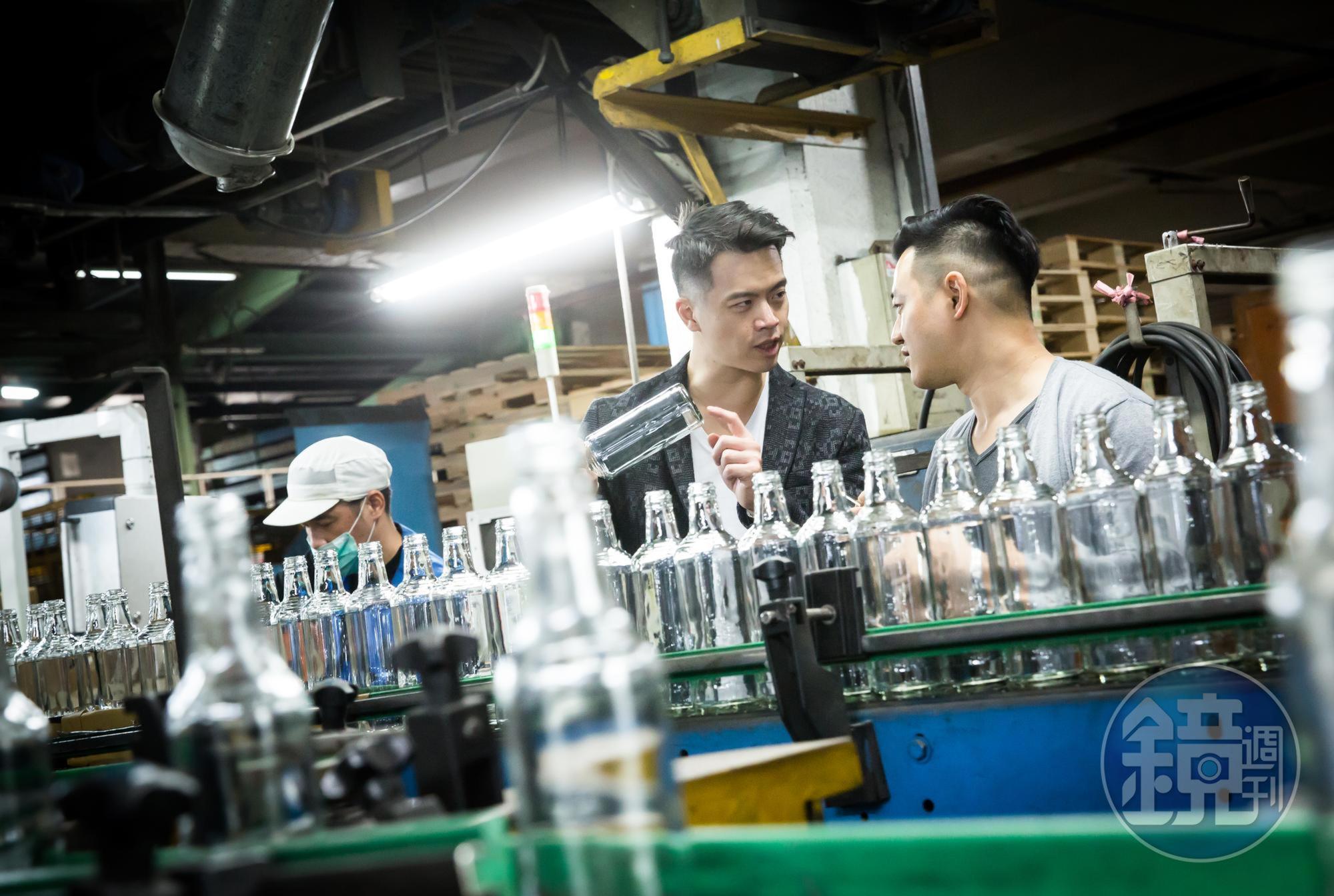 廖唯傑（右）2015年進入華夏後，與哥哥廖冠傑（中）一內一外，合作無間。