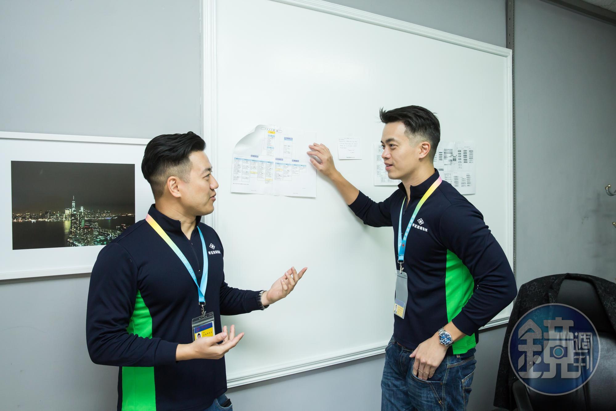 廖冠傑（右）認為，若生產線上的老師傅退休，華夏未來勢將面臨技術斷層，便找回弟弟廖唯傑（左）來助陣。