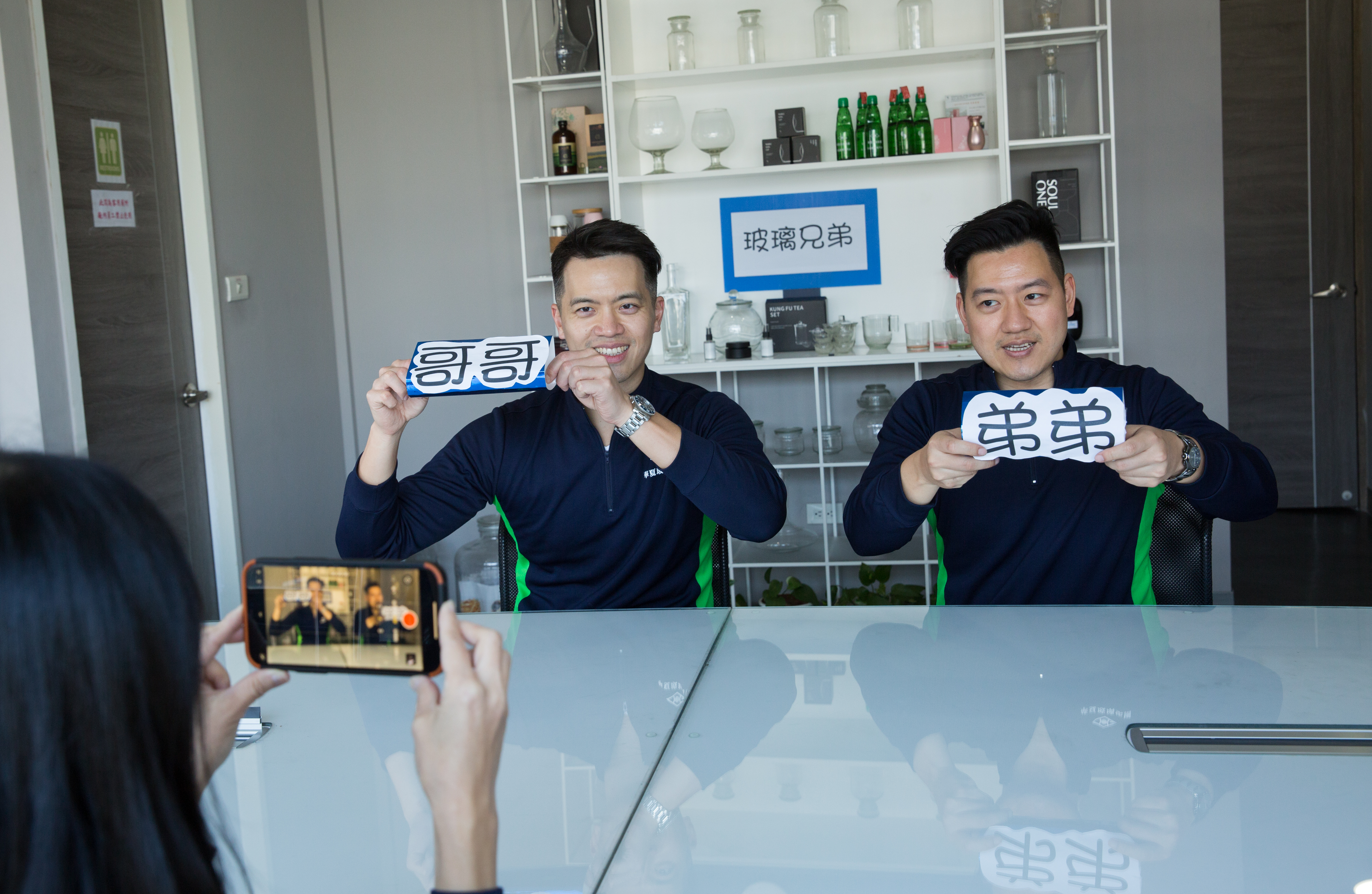 一改過去家族低調作風，近年廖冠傑（左）和弟弟廖唯傑（右）開始錄播客，並開設YouTube頻道「玻璃兄弟」，錄影片推廣玻璃知識。