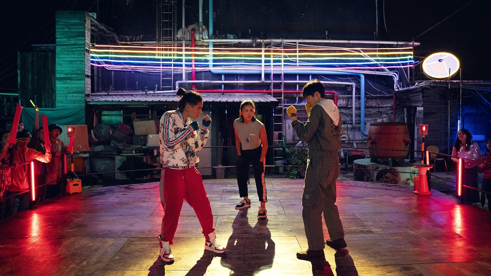 片中女演員謝沛恩（右）、雷婕熙（左）等均飾演男性角色，並將莎劇中的烏托邦森林，變成兼具未來感與老台北氣味的「C門町」。（海鵬提供）