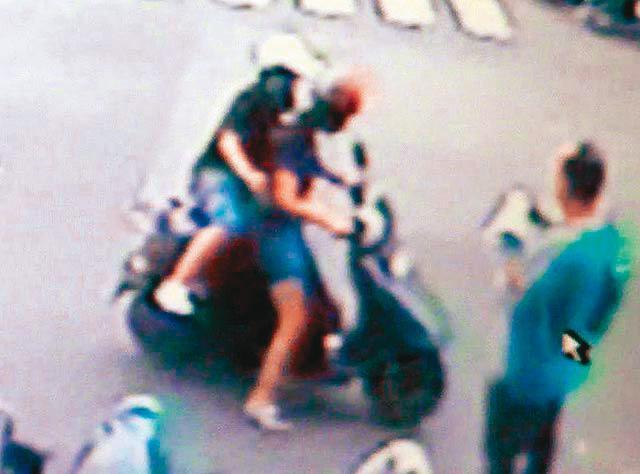 案發前,王裕隆曾找潘女談判,但潘、江2女不甩,騎機車揚長而去。(翻攝畫面)